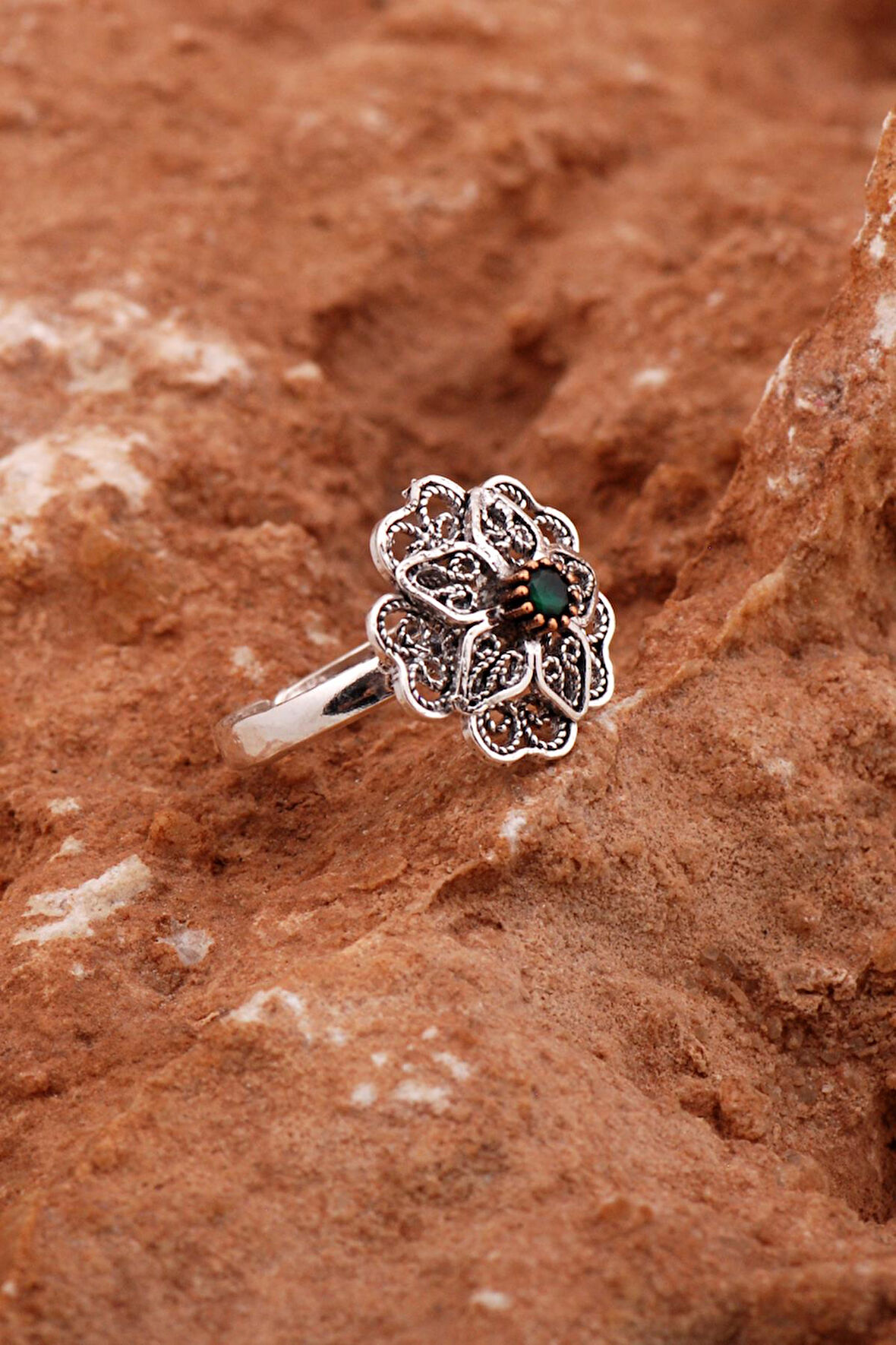 Kök Zümrüt Taşlı Telkari İşlemeli Gümüş Çiçek Yüzük 5815