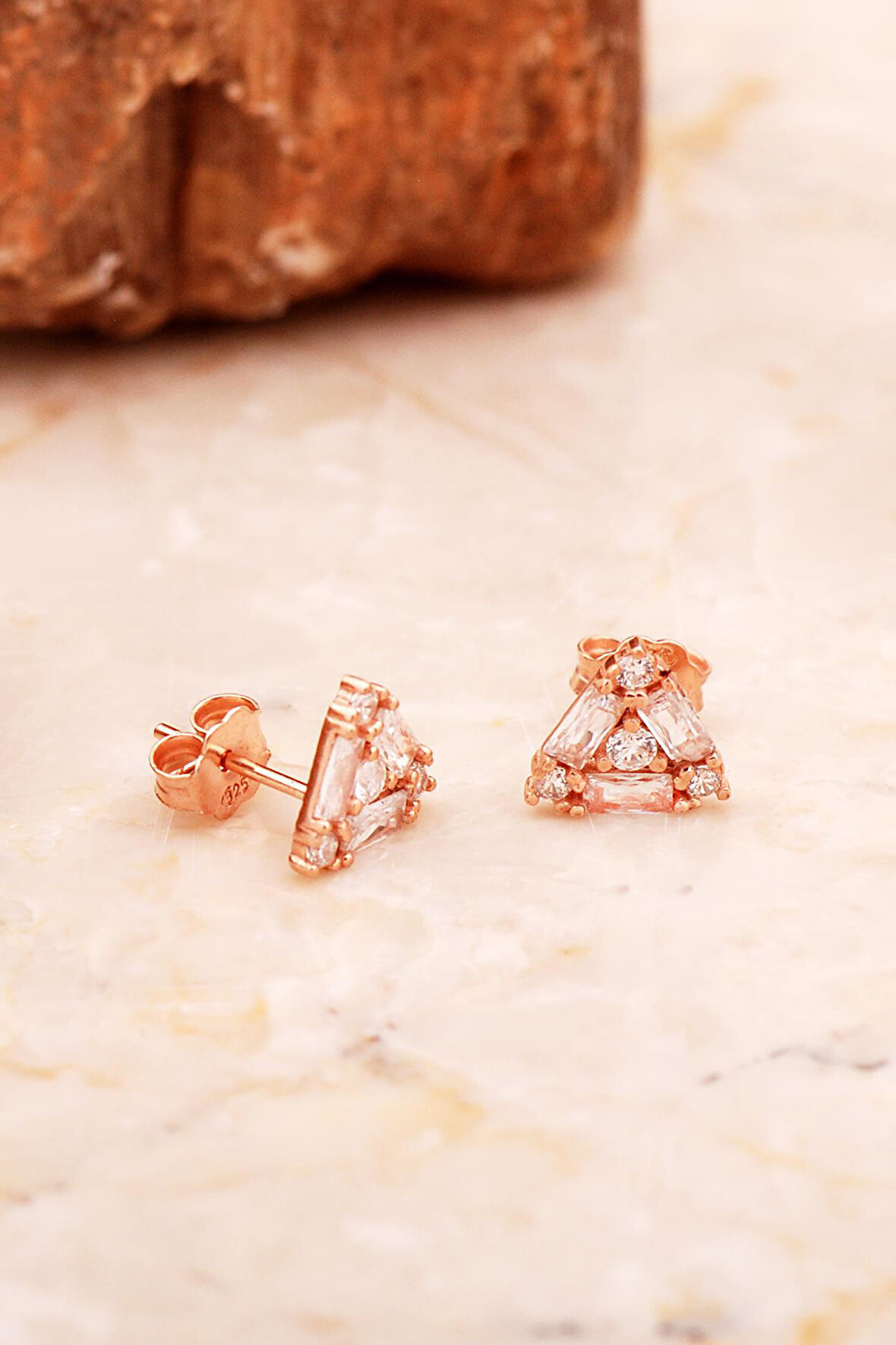 Baget Taşlı Üçgen Mini Rose Gümüş Küpe 6914