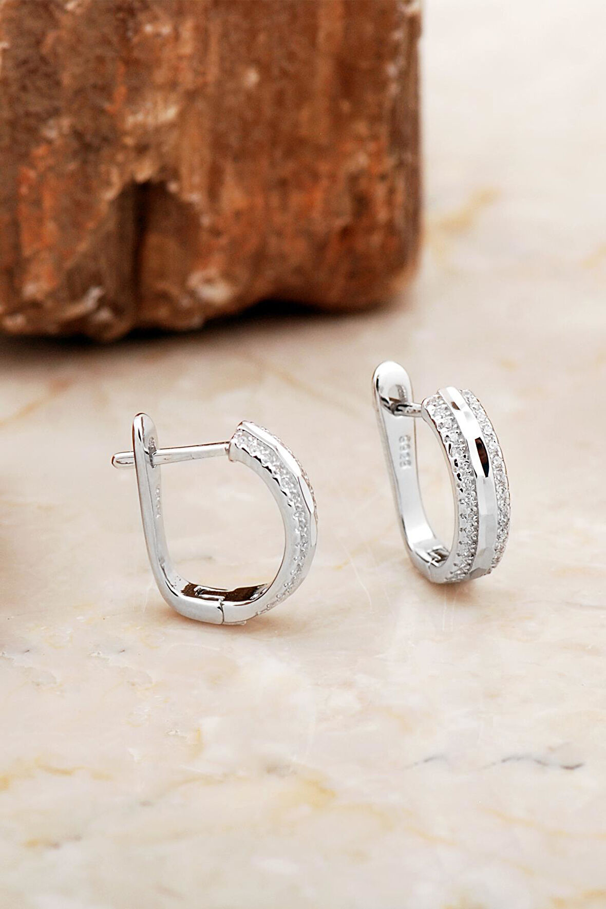 Rodyumlu Taşlı Parlak Gümüş J Küpe 6962