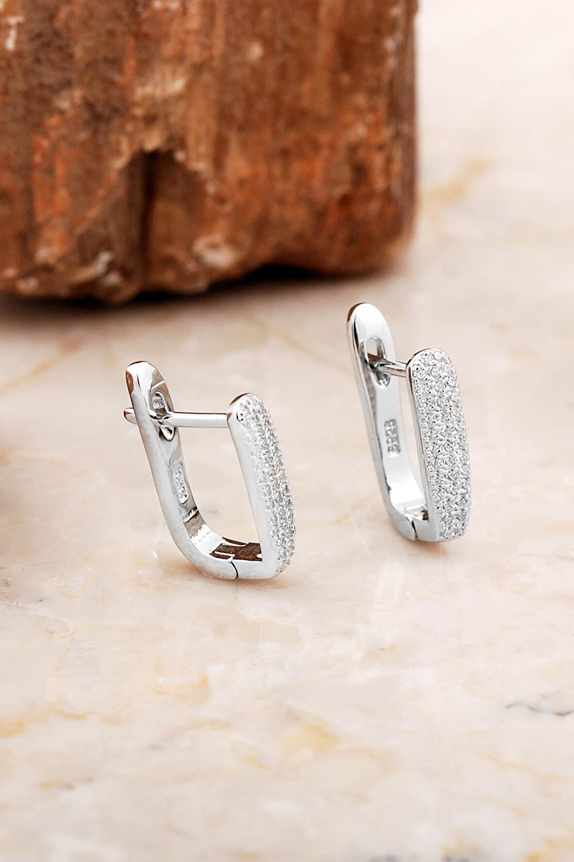 Taşlı Rodyumlu Gümüş J Küpe 6966