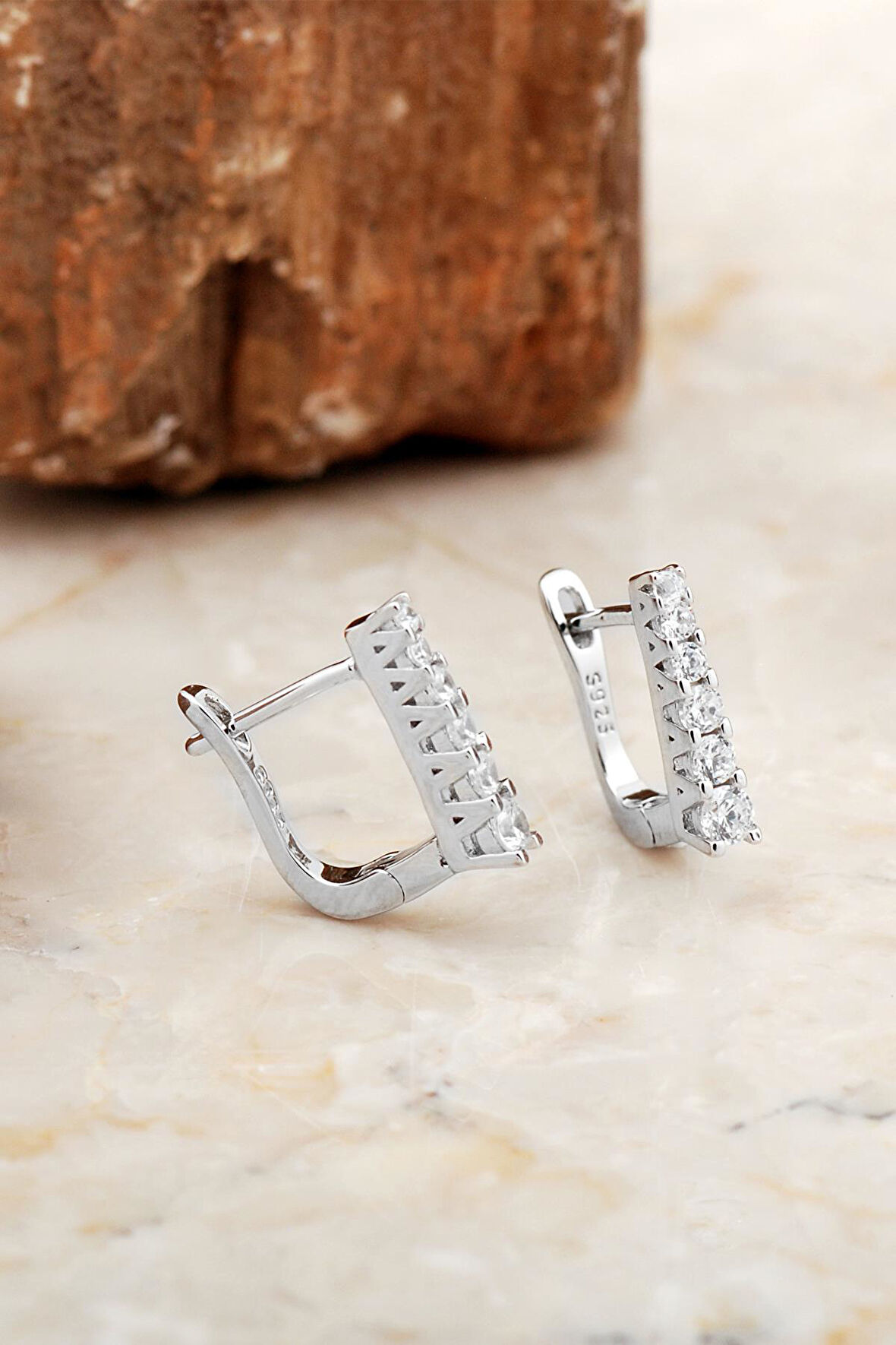 Yarımtur Pırlanta Modeli Taşlı Rodyumlu Gümüş J Küpe 6968