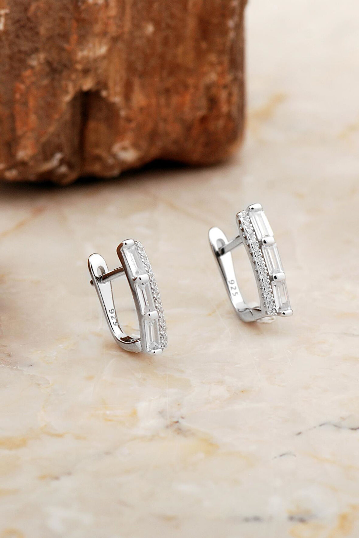 Baget Taşlı Rodyumlu Gümüş J Küpe 6971