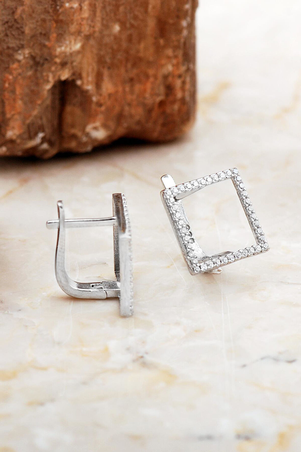 Kare Tasarım Rodyumlu Gümüş J Küpe 6973