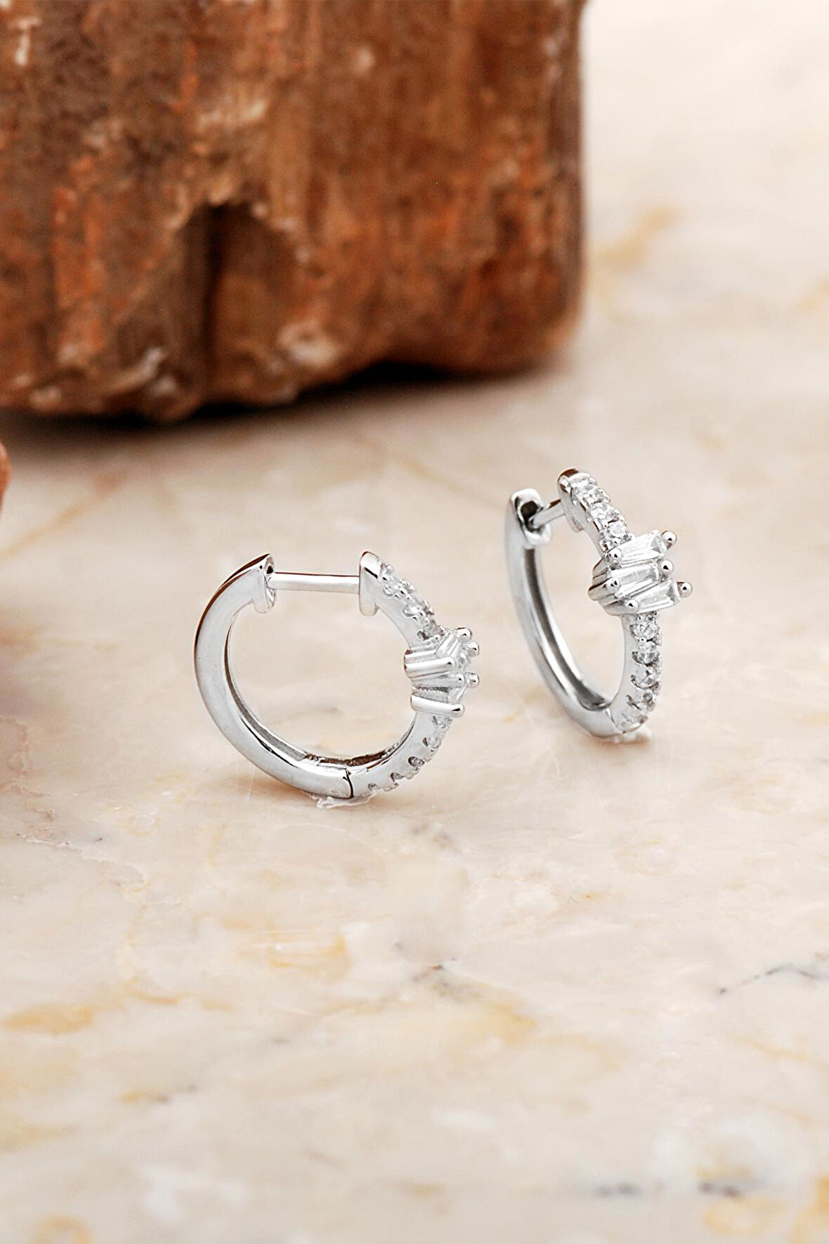 15 Mm Baget Taşlı Rodyumlu Gümüş Halka Küpe 6976