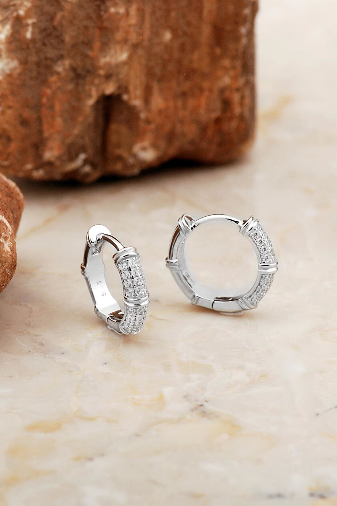 15 Mm Taşlı Tasarım Rodyumlu Gümüş Halka Küpe 6980