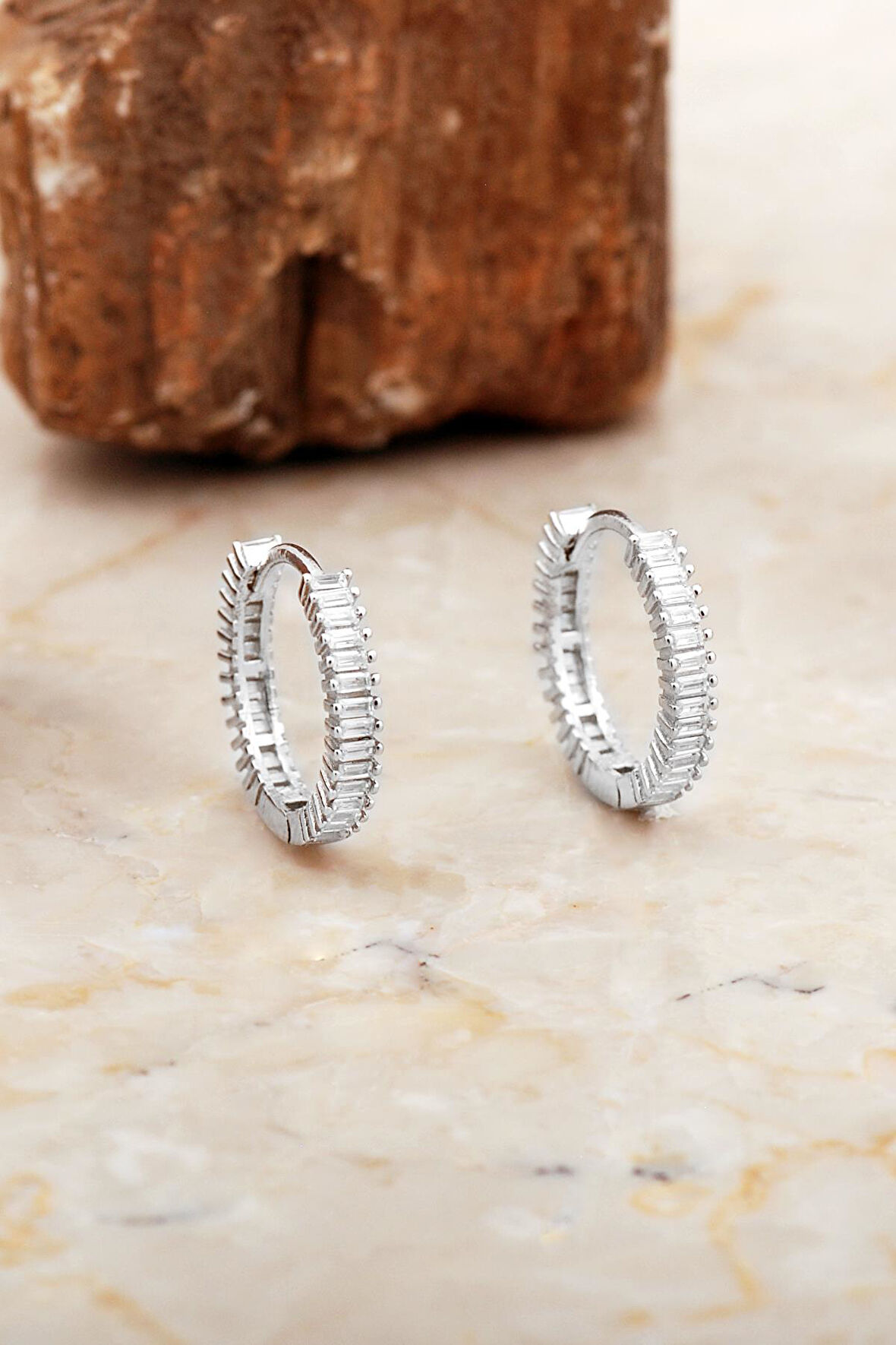 18 Mm Baget Taşlı Rodyumlu Gümüş Halka Küpe 7030