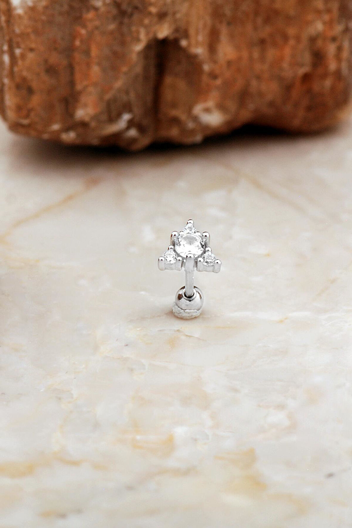 Üçgen Taşlı Rodyumlu Gümüş Tragus Küpe 7080