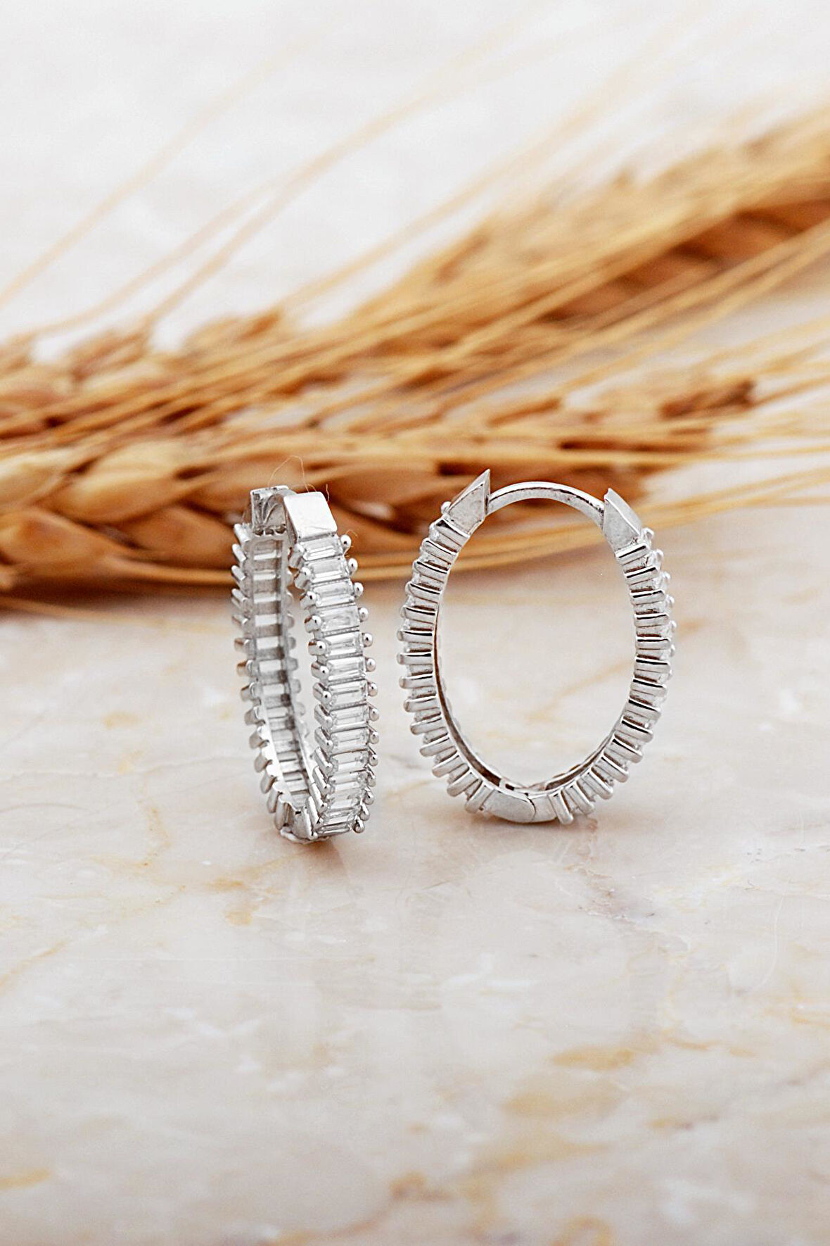 Baget Taşlı Büyük Boy Rodyumlu Gümüş Oval Halka Küpe 7130