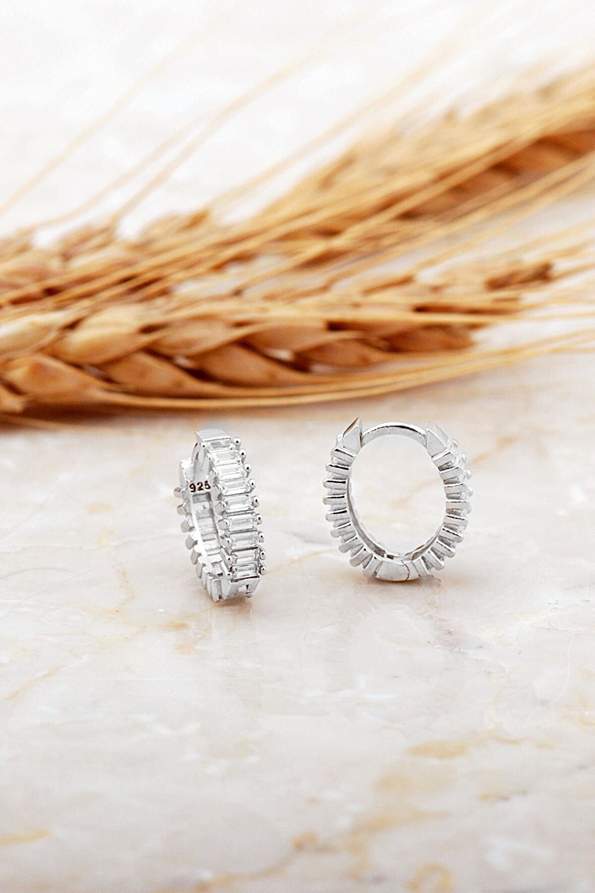 Baget Taşlı Küçük Boy Rodyumlu Gümüş Oval Halka Küpe 7132