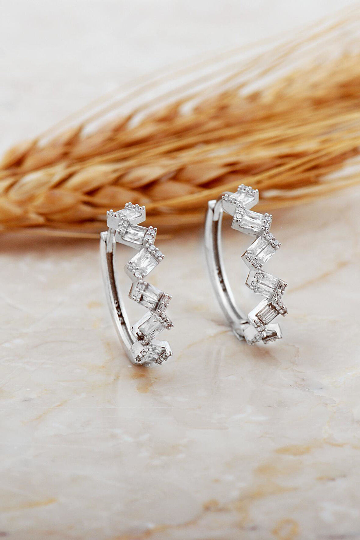 22 Mm Baget Taşlı Asimetrik Rodyumlu Gümüş Halka Küpe 7154