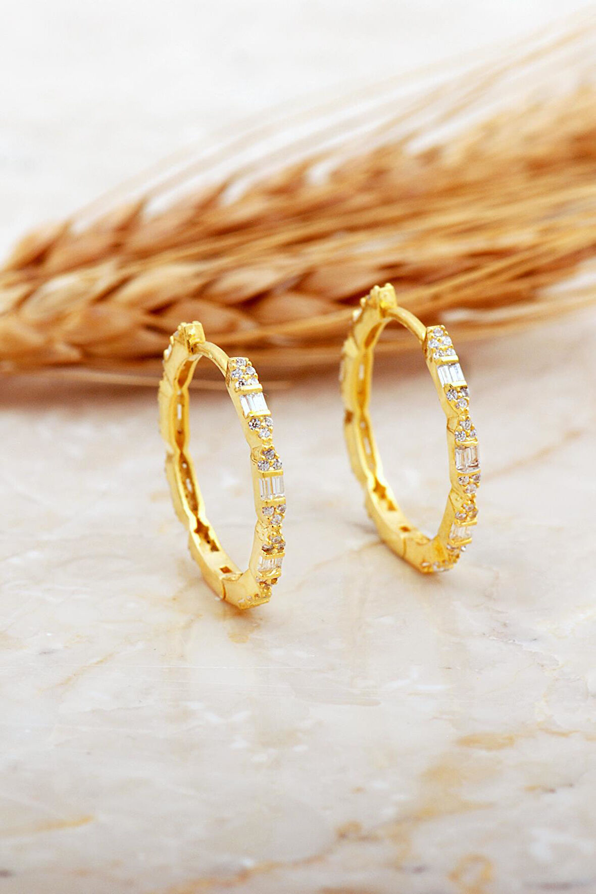 24 Mm Baget Taşlı Tasarım Altın Kaplama Gümüş Halka Küpe 7158