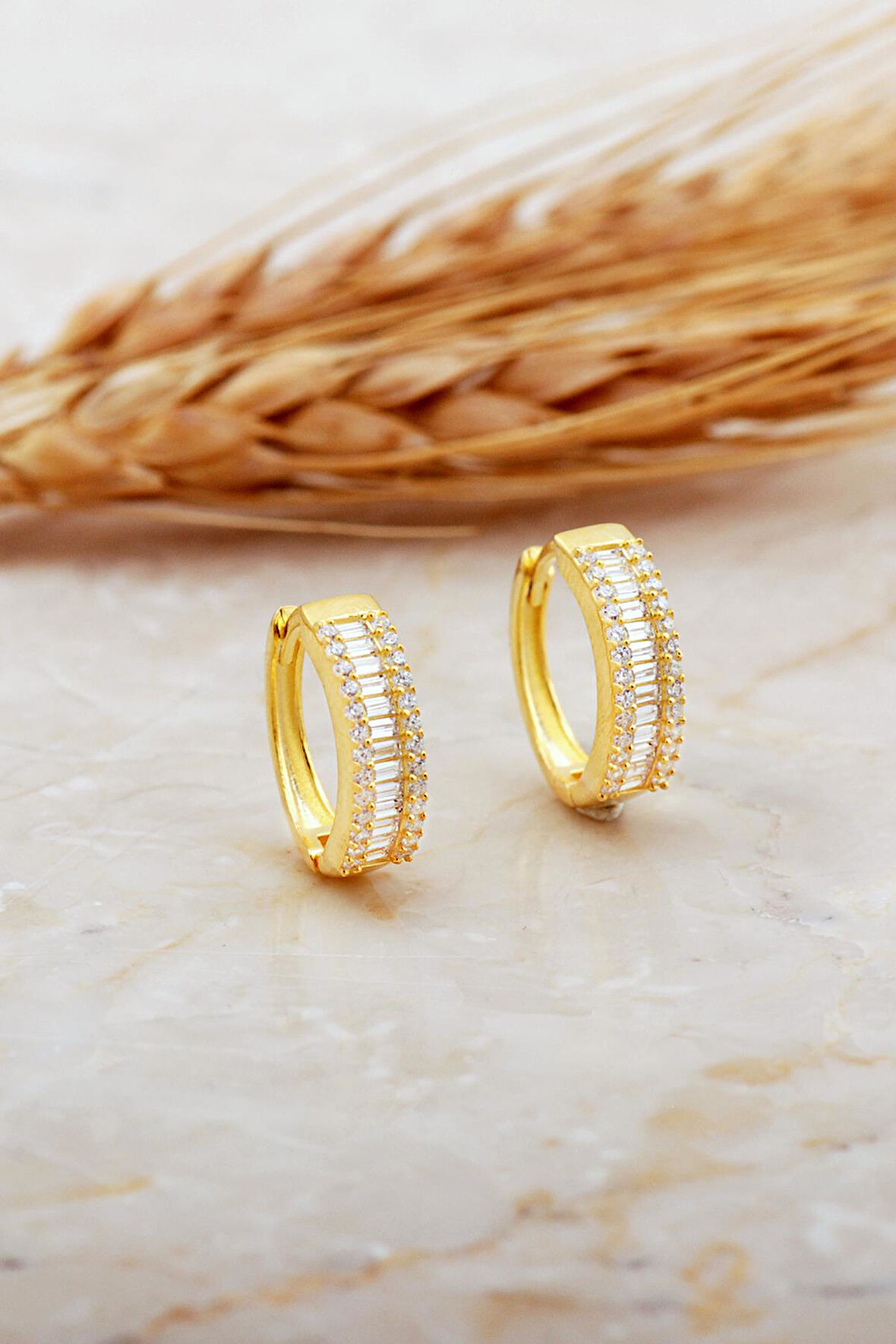 Baget Taşlı Tasarım Altın Kaplama Gümüş Halka Küpe 7163