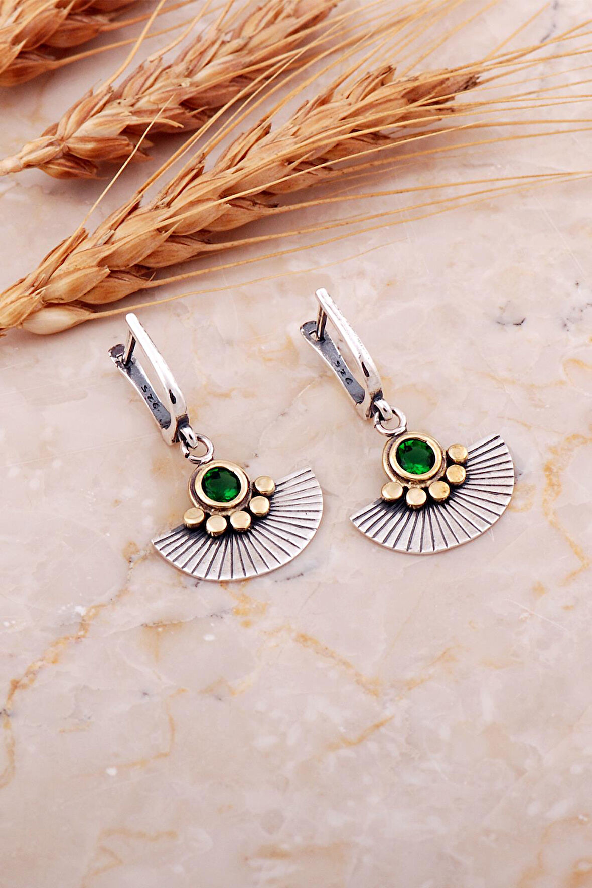 Kök Zümrüt Taşlı Yelpaze Çekiç Dövme Tasarım Elişi Gümüş Küpe 7197