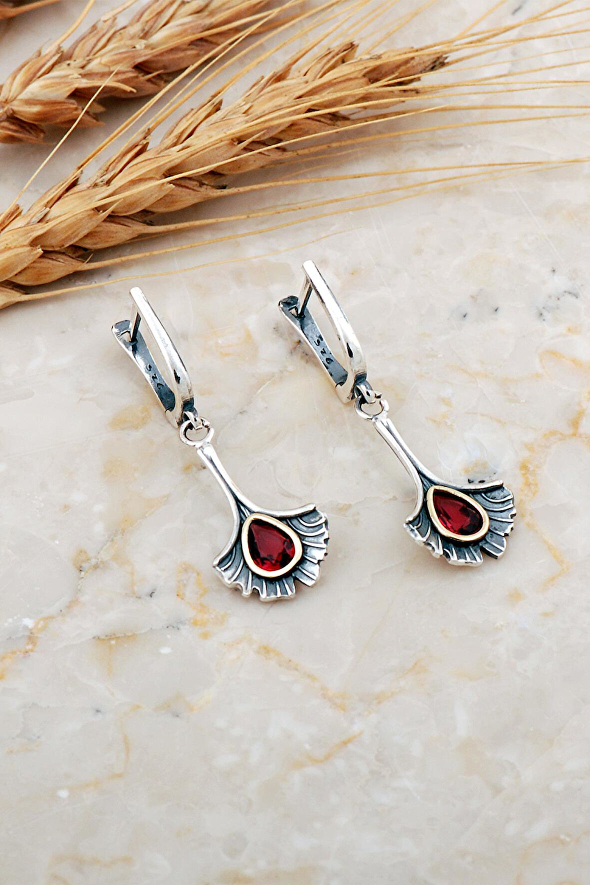 Kök Yakut Taşlı Karanfil Çekiç Dövme Elişi Gümüş Küpe 7209