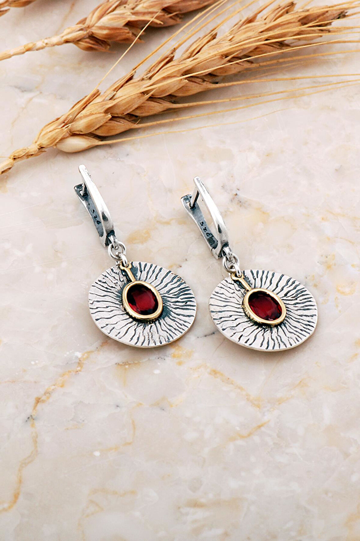 Kök Yakut Taşlı Çekiç Dövme Elişi Gümüş Küpe 7224