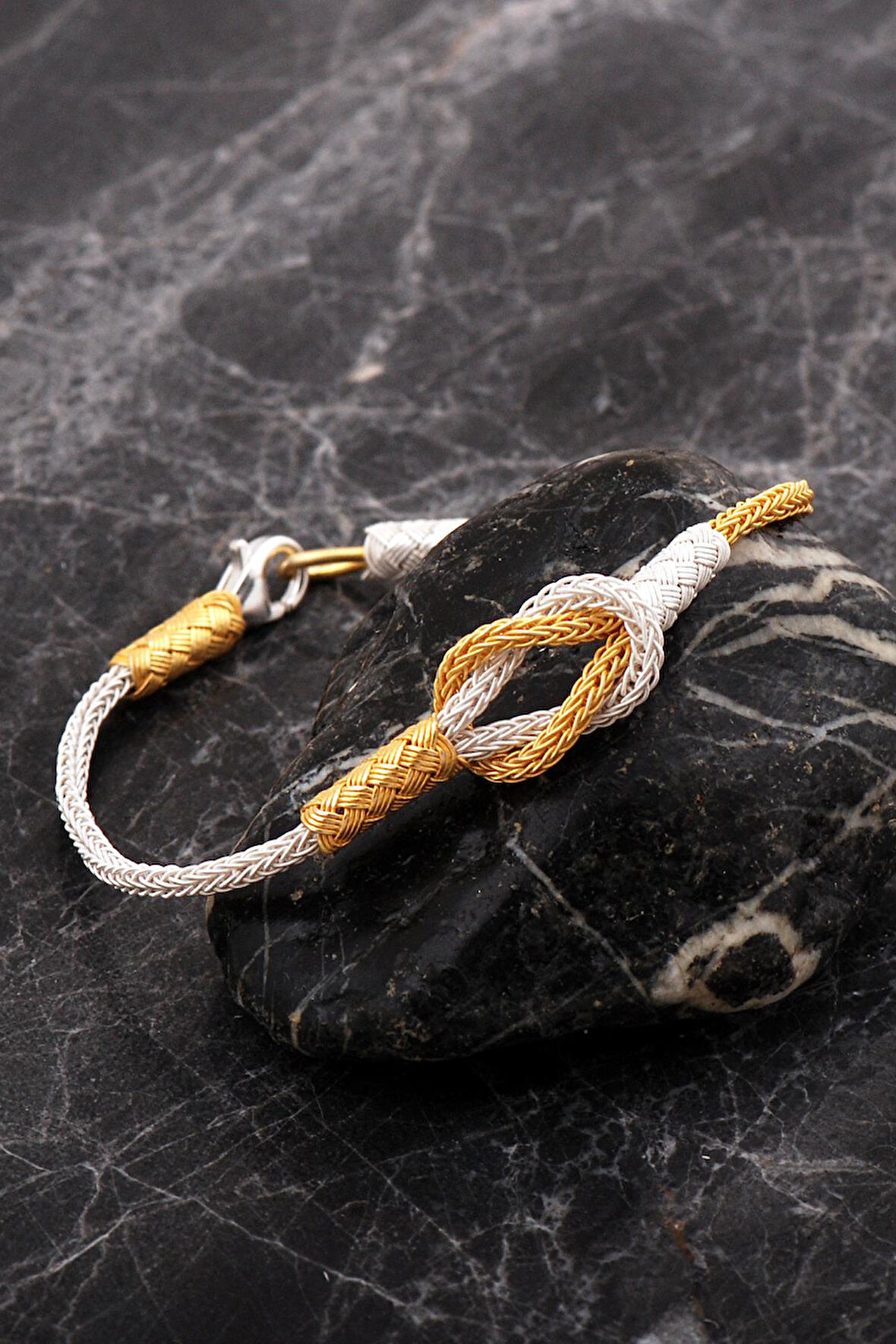 Kazaziye İşlemeli Altın Kaplama Sonsuzluk Elişi Gümüş Bileklik 4758