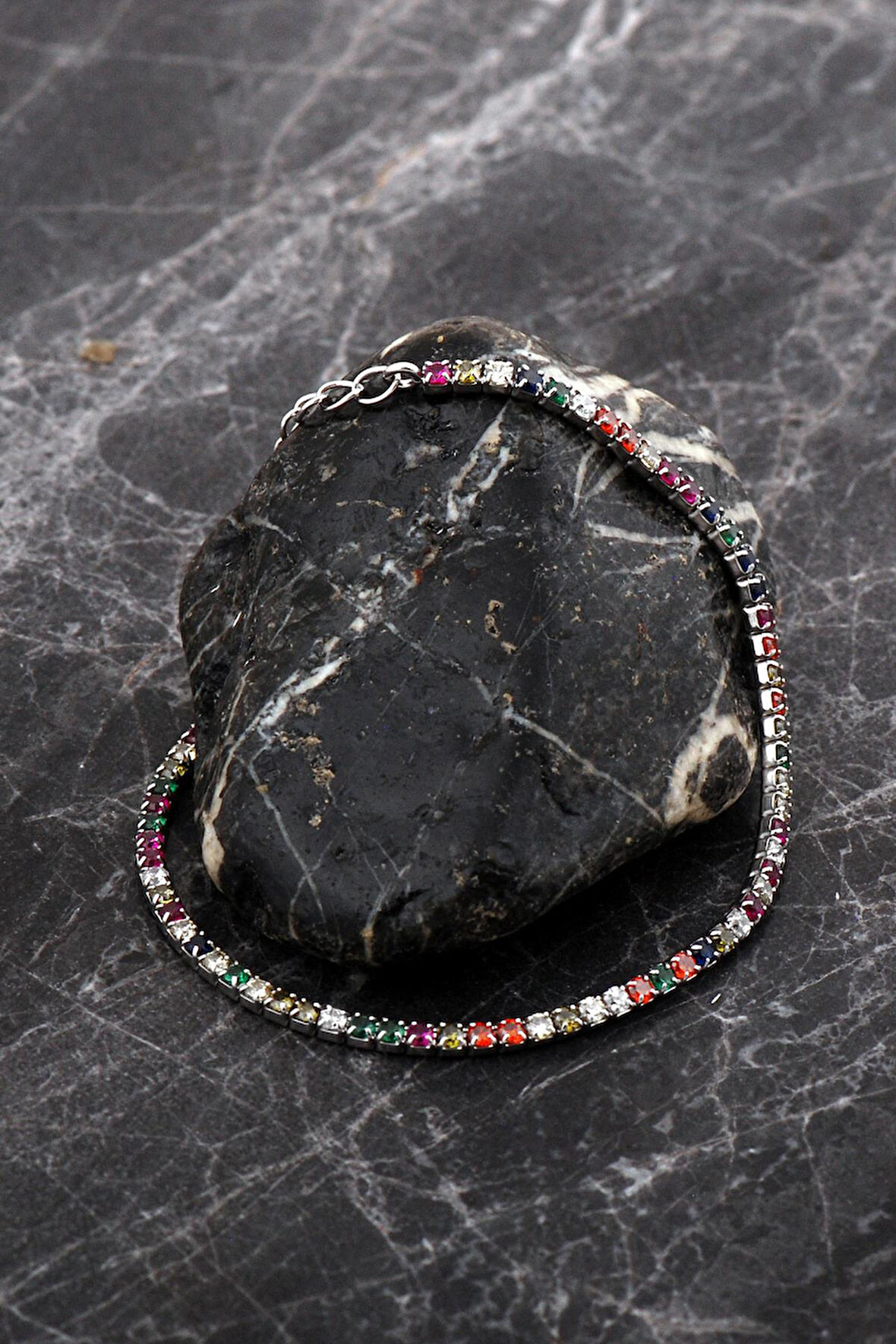 Su Yolu Renkli Taşlı Rodyumlu İnce Gümüş Bileklik 4765