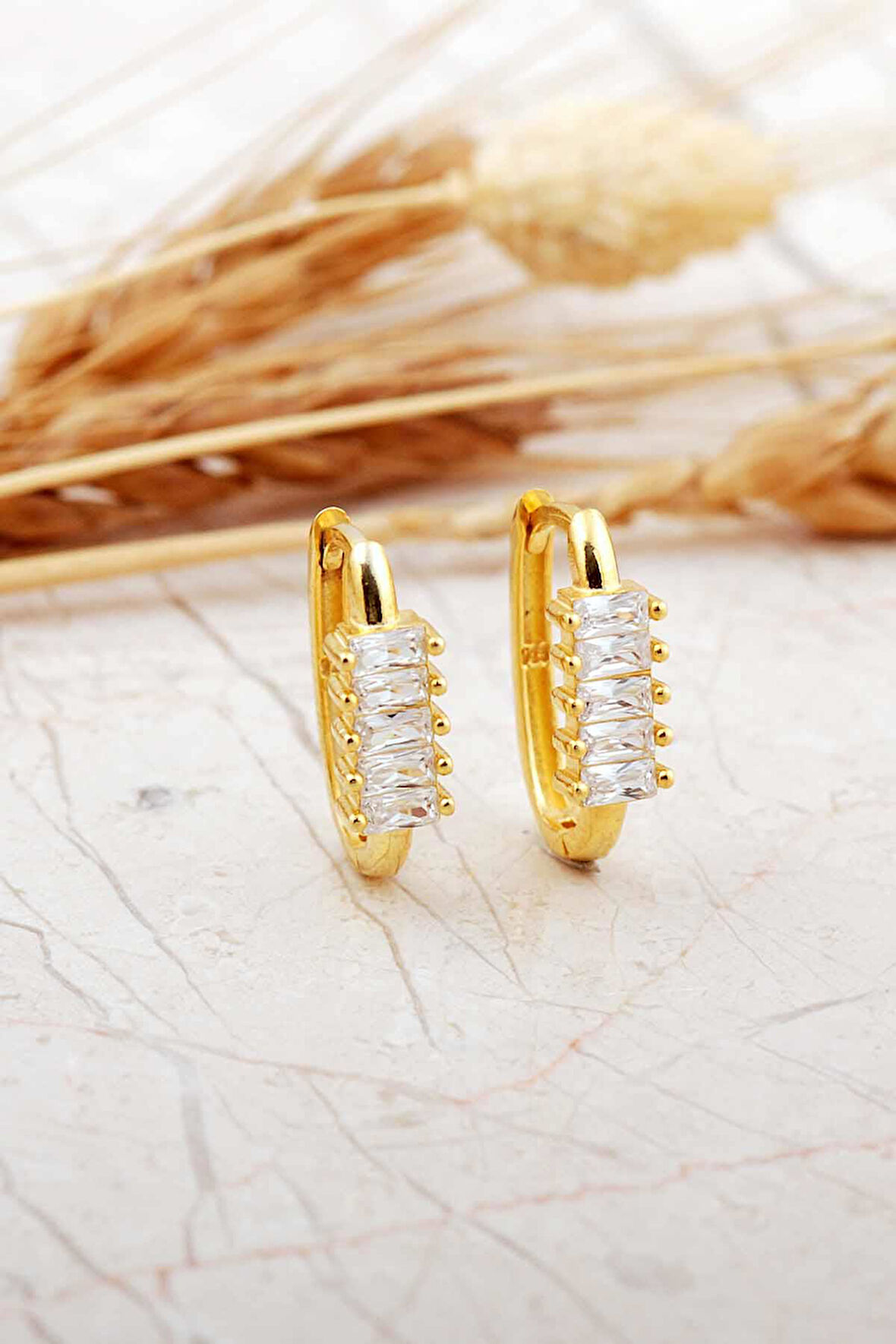 Baget Taşlı Oval Orta Boy Altın Kaplama Gümüş Küpe 7259