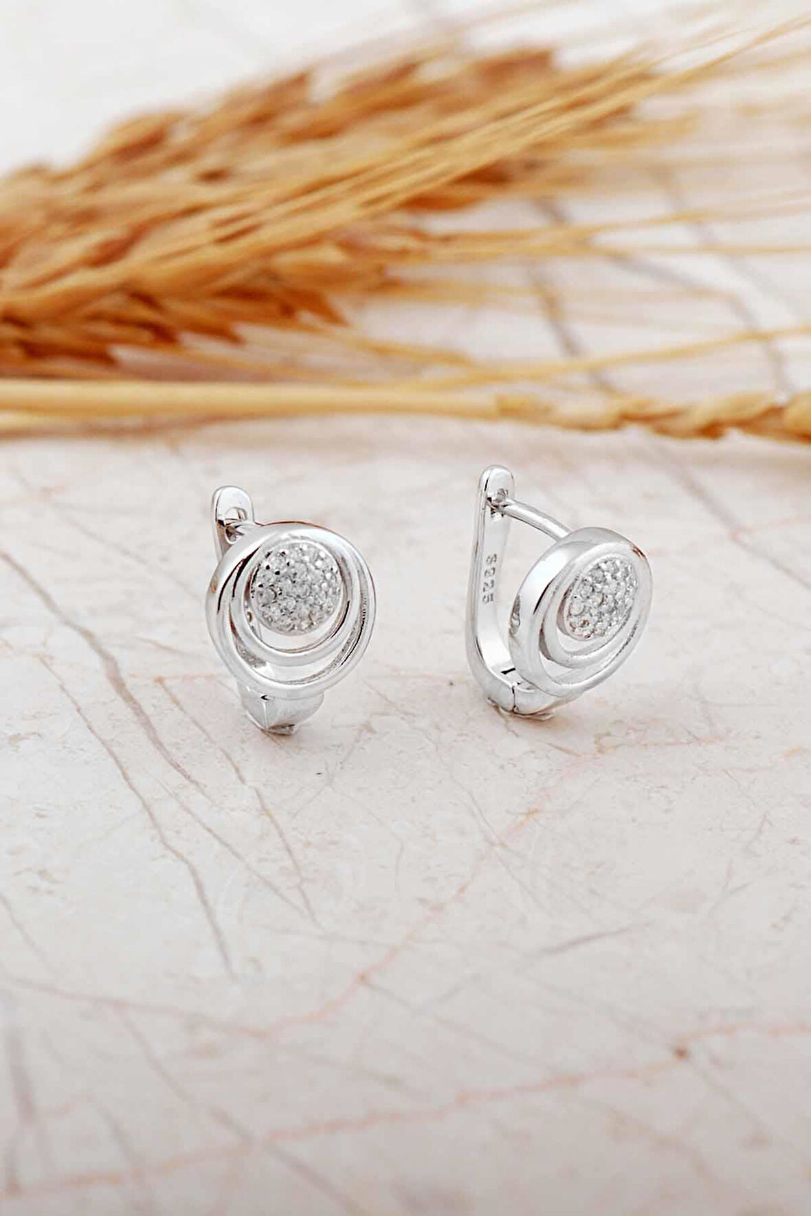 Halka Tasarım Rodyumlu Gümüş J Küpe 7319