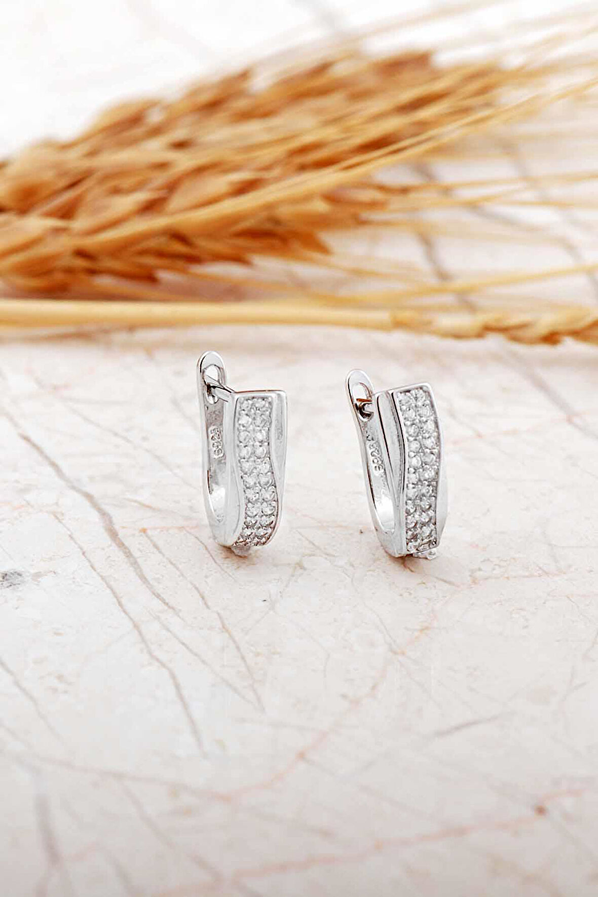 Taşlı Tasarım Rodyumlu Gümüş J Küpe 7326