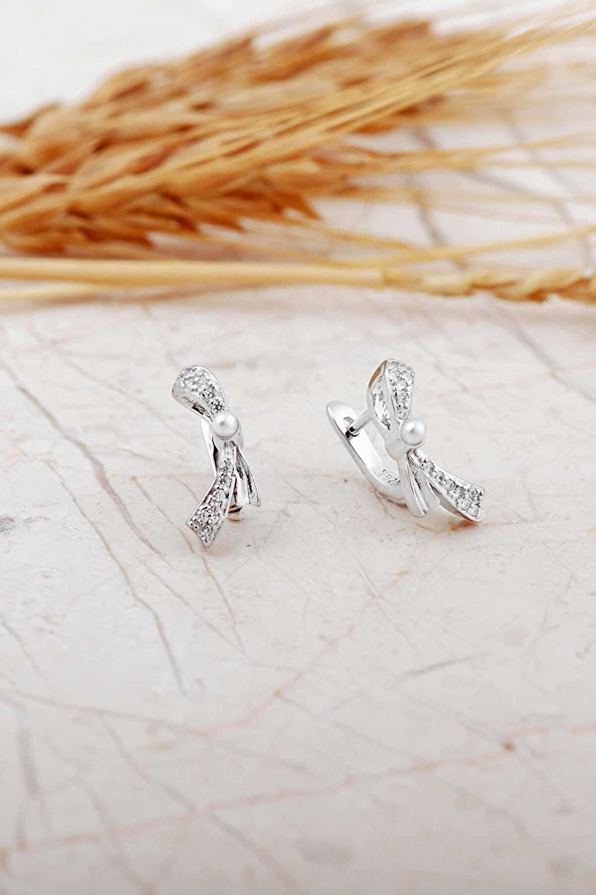 İncili Fiyonk Rodyumlu Gümüş J Küpe 7328