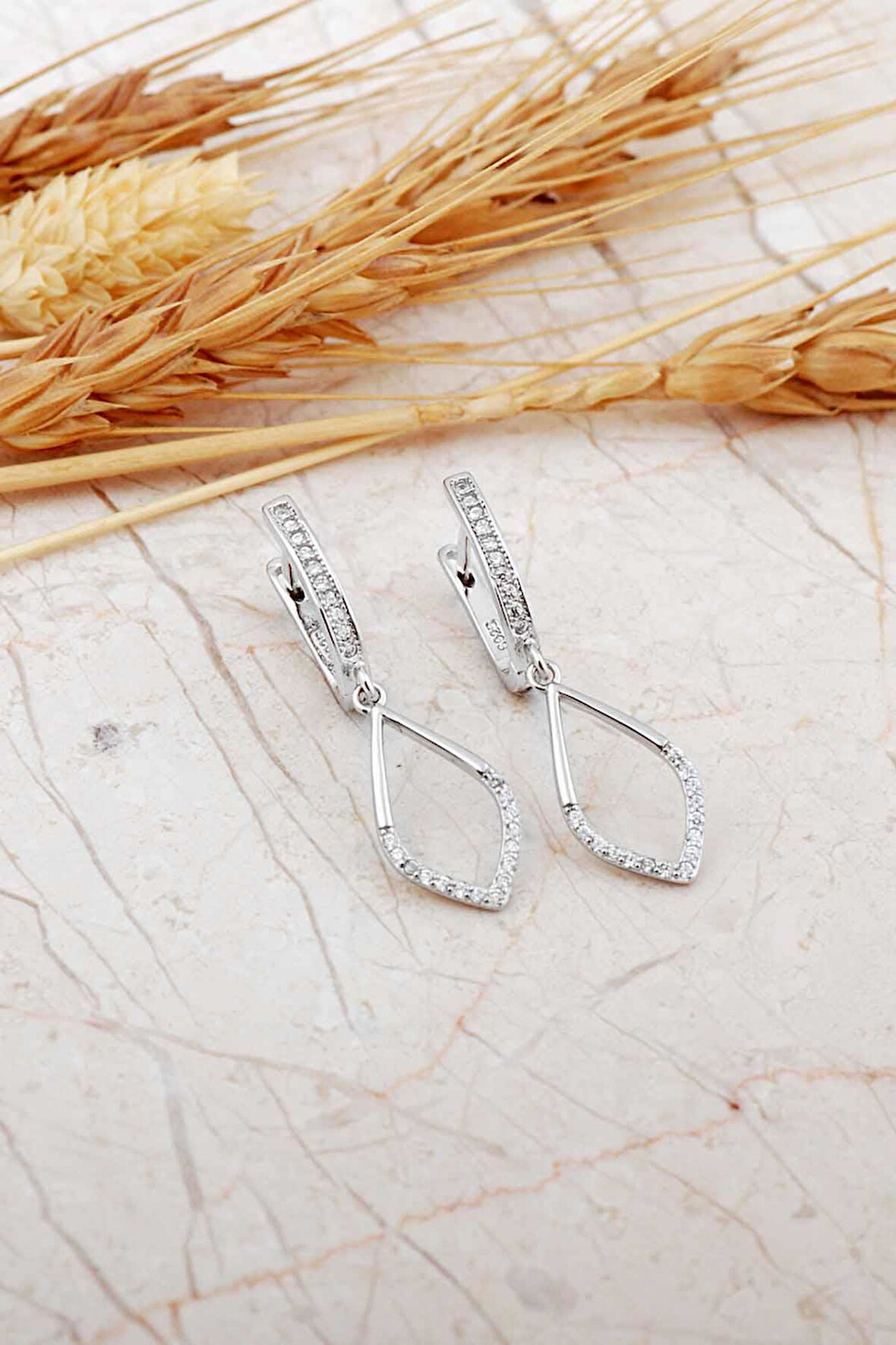 Taşlı Sallantılı Rodyumlu Gümüş J Küpe 7335