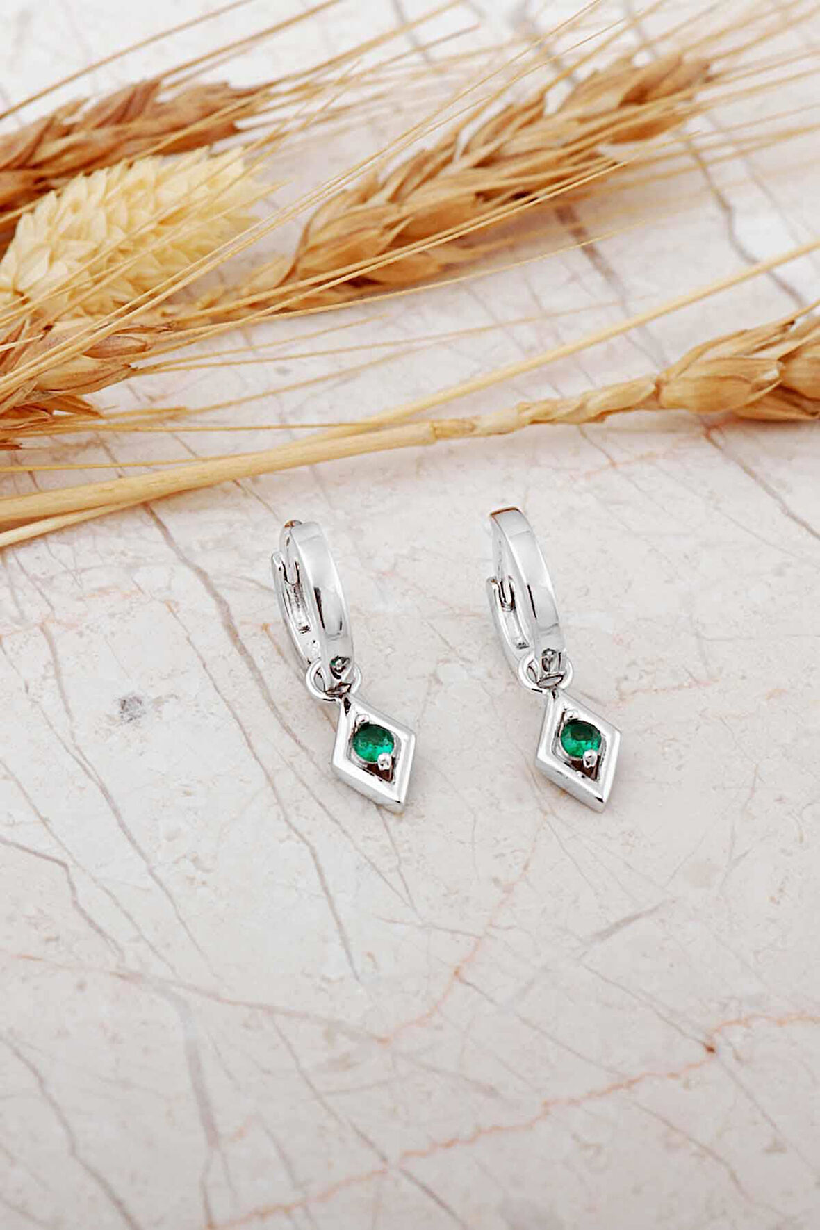 Yeşil Taşlı Rodyumlu Gümüş Halka Küpe 7339