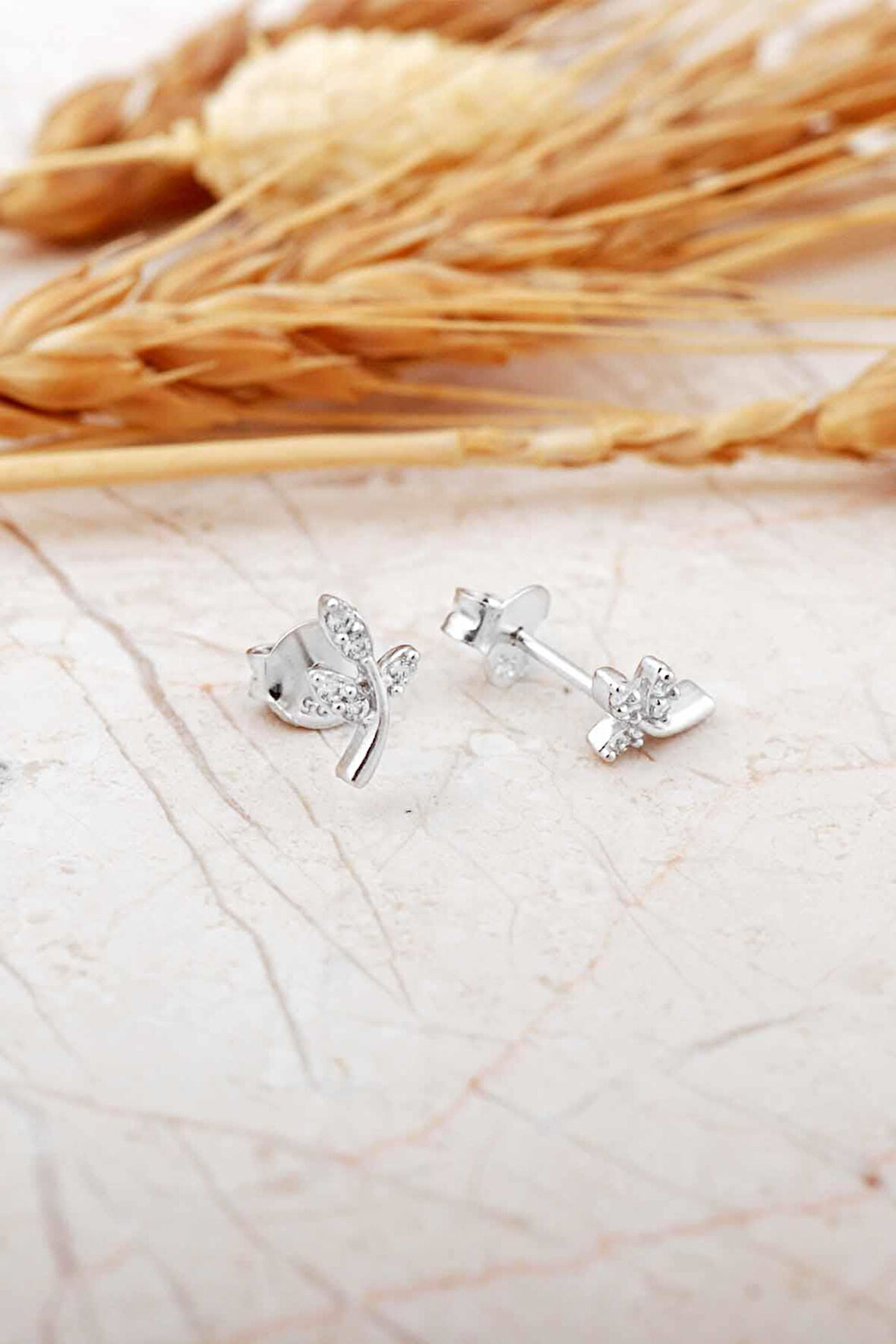 Yaprak Rodyumlu Mini Gümüş Küpe 7372