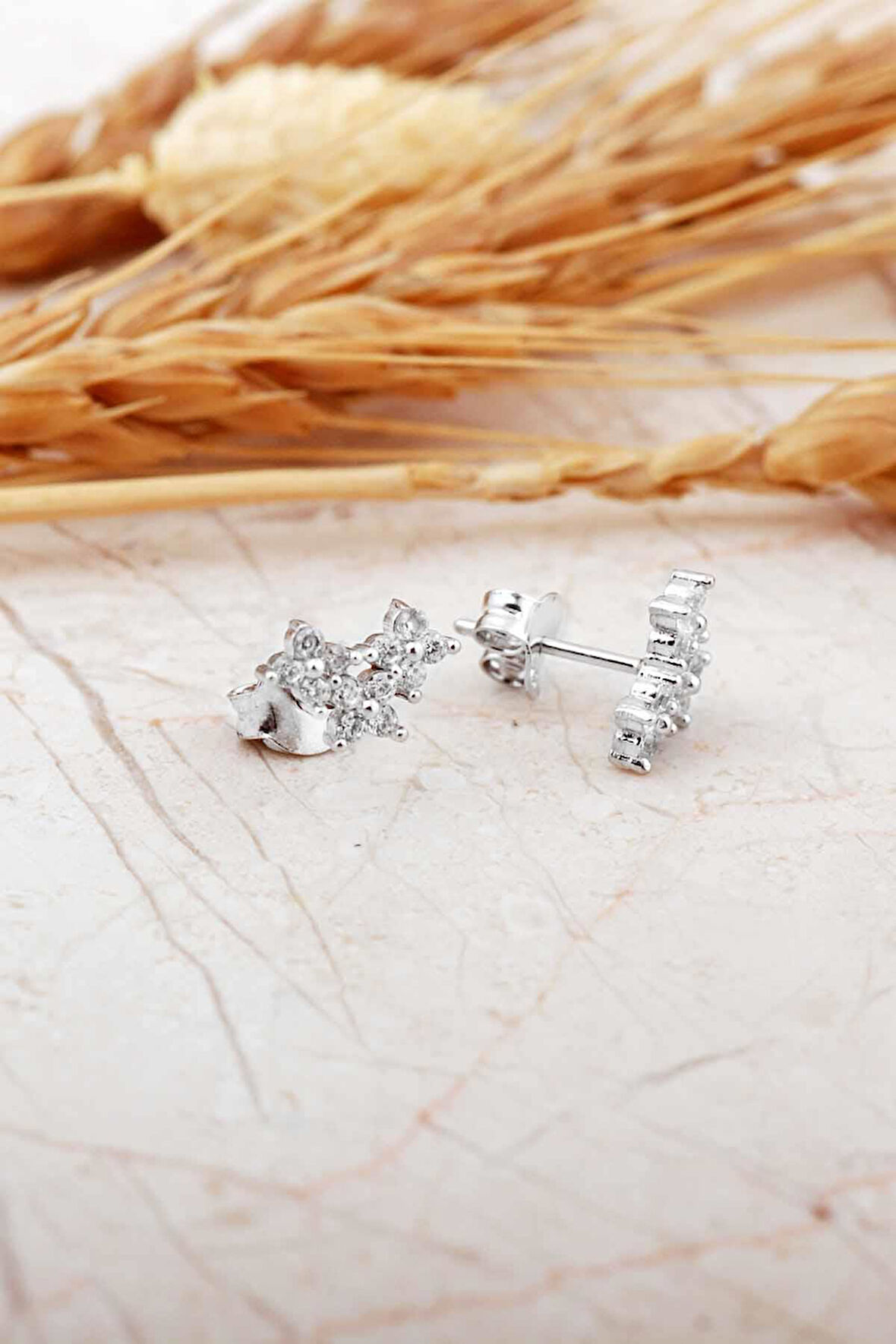 Üçlü Çiçek Rodyumlu Mini Gümüş Küpe 7380