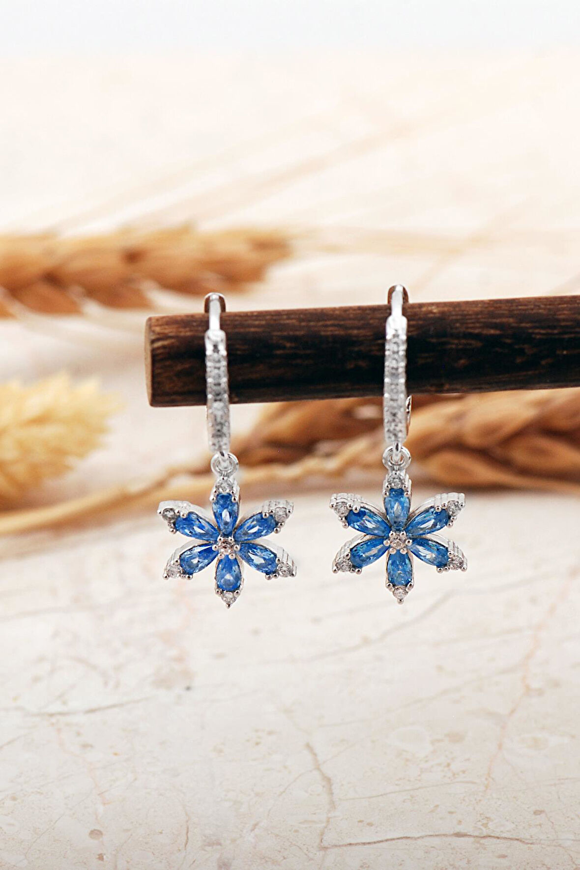 Mavi Taşlı Lotus Çiçeği Rodyumlu Gümüş Halka Küpe 7394