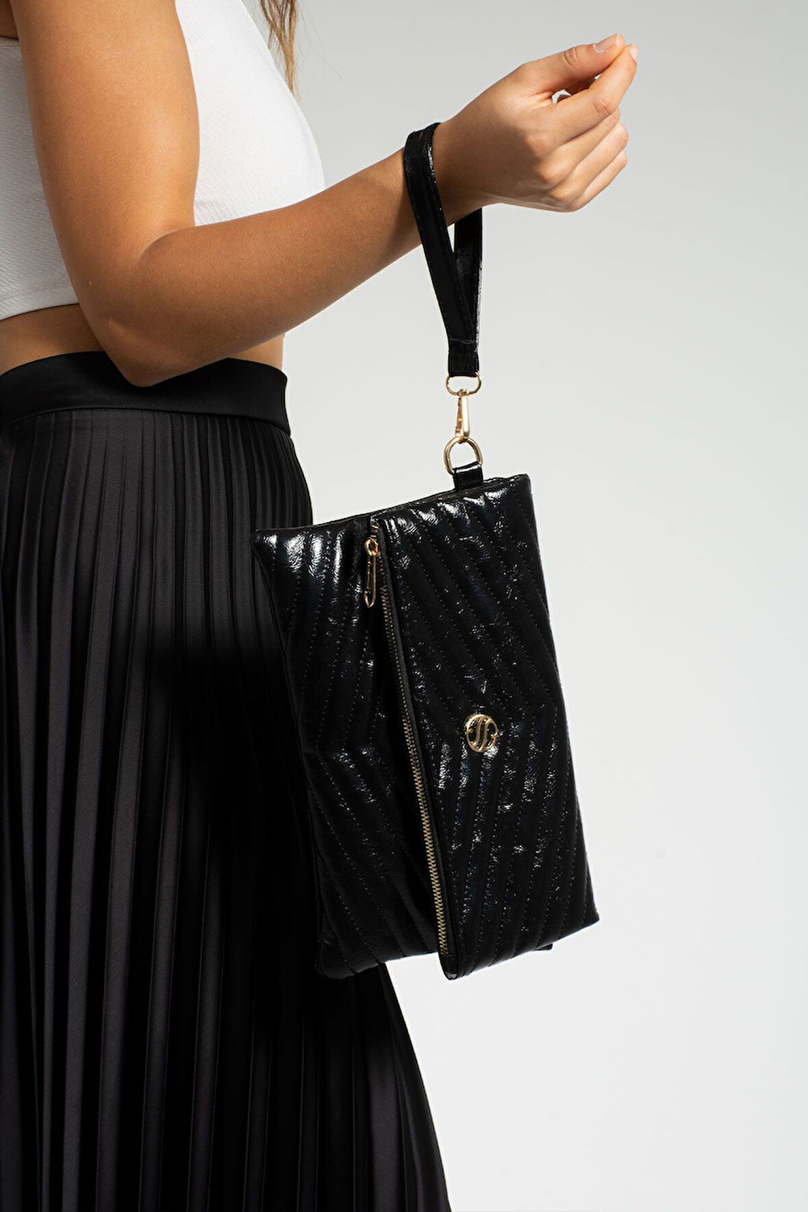 Kadın Suni Deri Kapitone Desenli Çapraz Askılı Mıknatıslı ve Fermuarlı Portföy Çanta