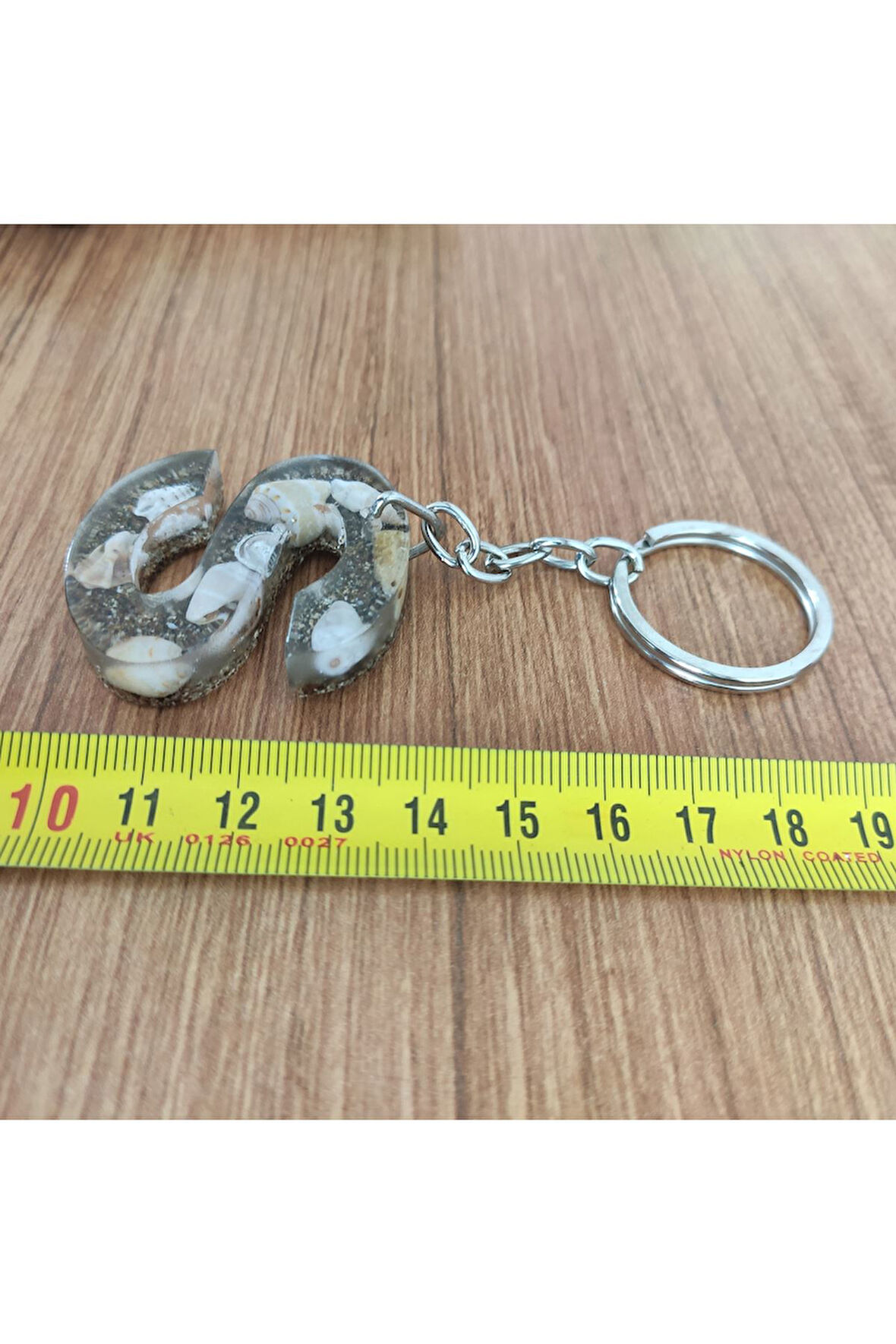 "S" HARFİ - Kıyı Esintisi Harf Anahtarlık (A–Z) – Gerçek Deniz Kabuğu, Kum ve Şeffaf Epoksi– El Yap