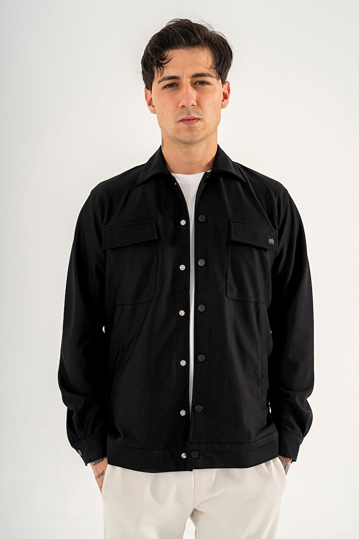 Erkek Siyah Rahat Kesim Gömlek Ceket Kapaklı Çift Cepli Çıtçıtlı