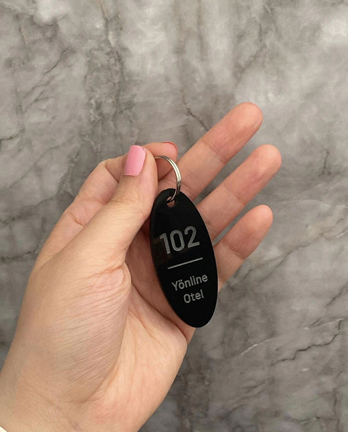 Siyah Parlak Minimal Kişiselleştirilebilir Otel Bungalov Apart Anahtarlık