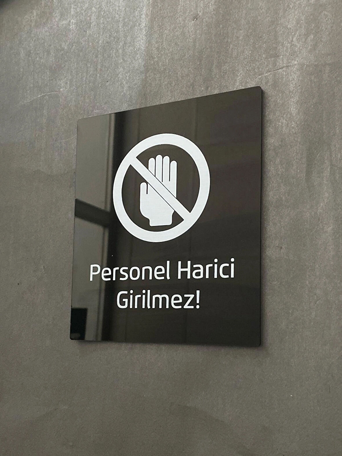 Siyah Parlak Pleksi Personel Harici Girilmez Uyarı Levhası