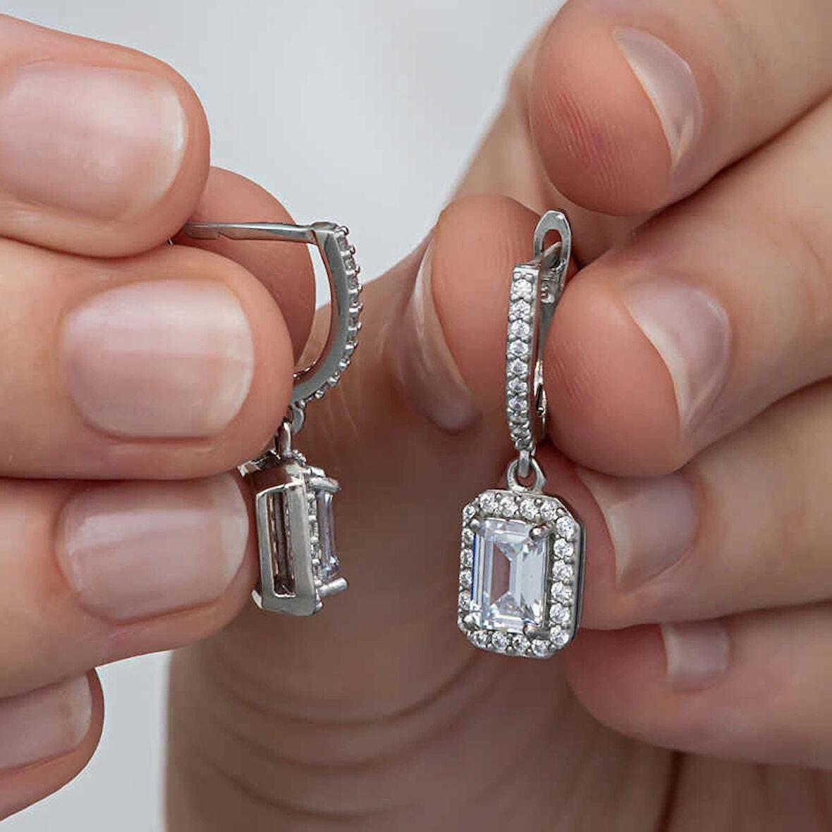 Supertrend Gümüş Beyaz Baget Taşlı Sallantılı Kadın Küpe