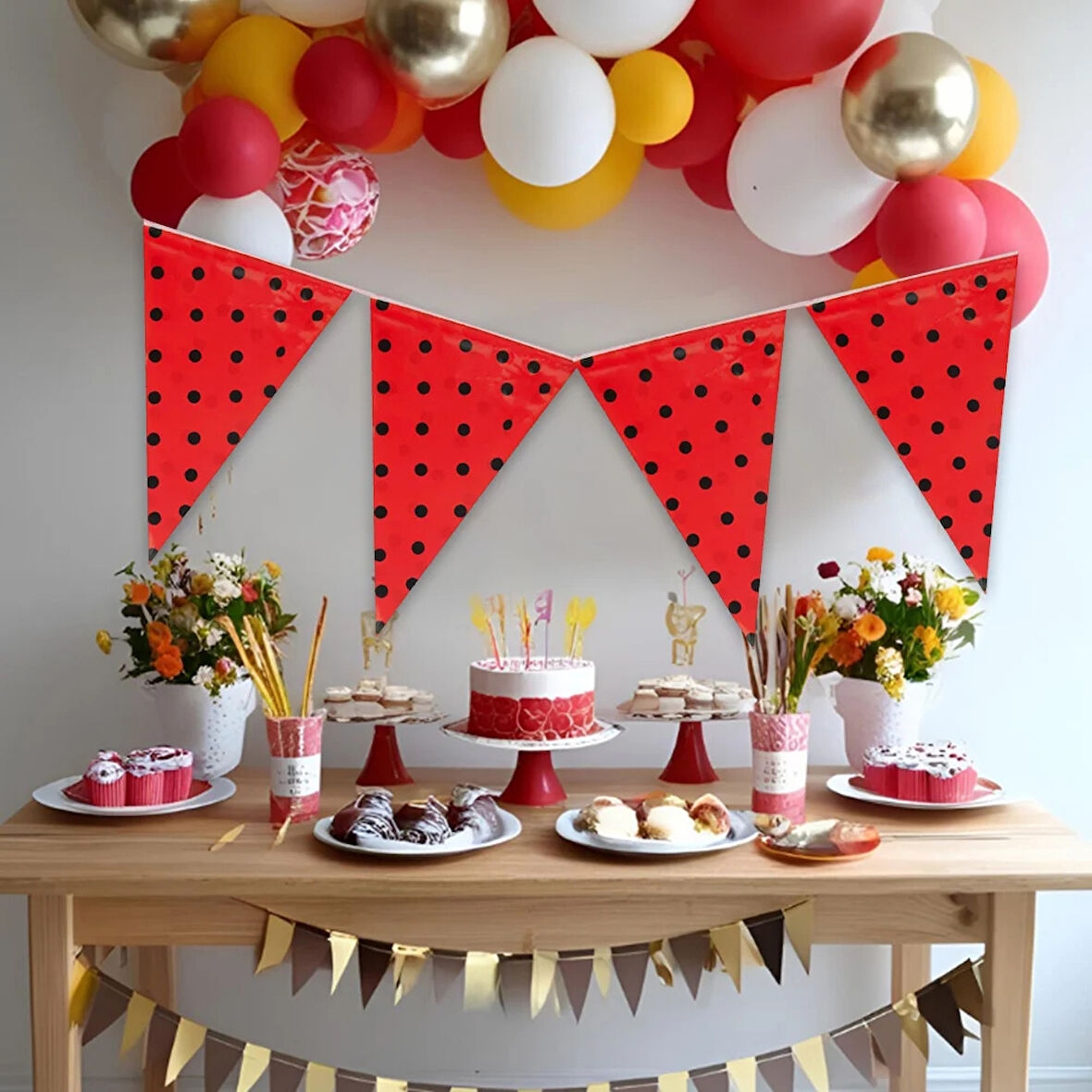 Siyah Puantiyeli Kırmızı Üçgen Flama