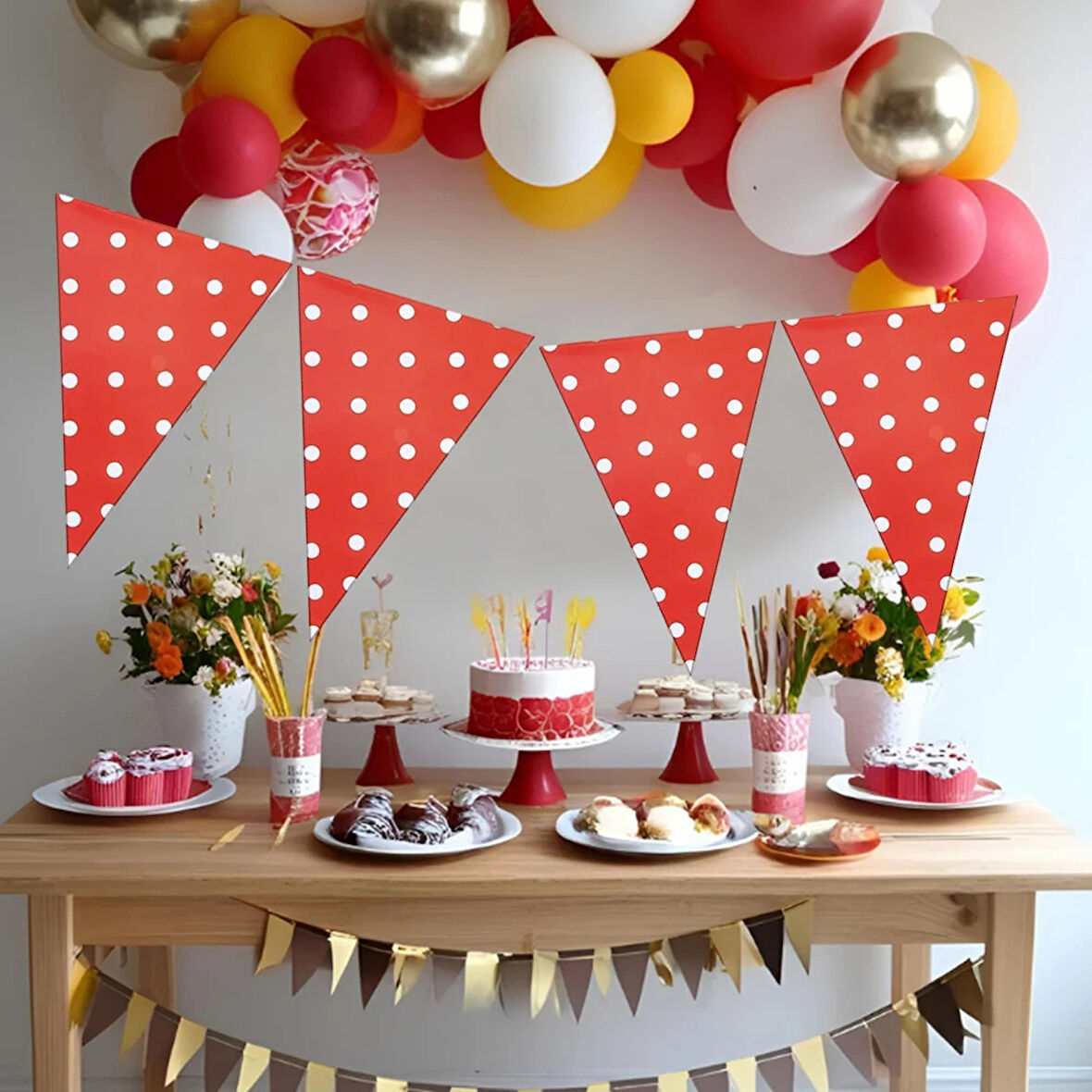 Beyaz Puantiyeli Kırmızı Üçgen Flama