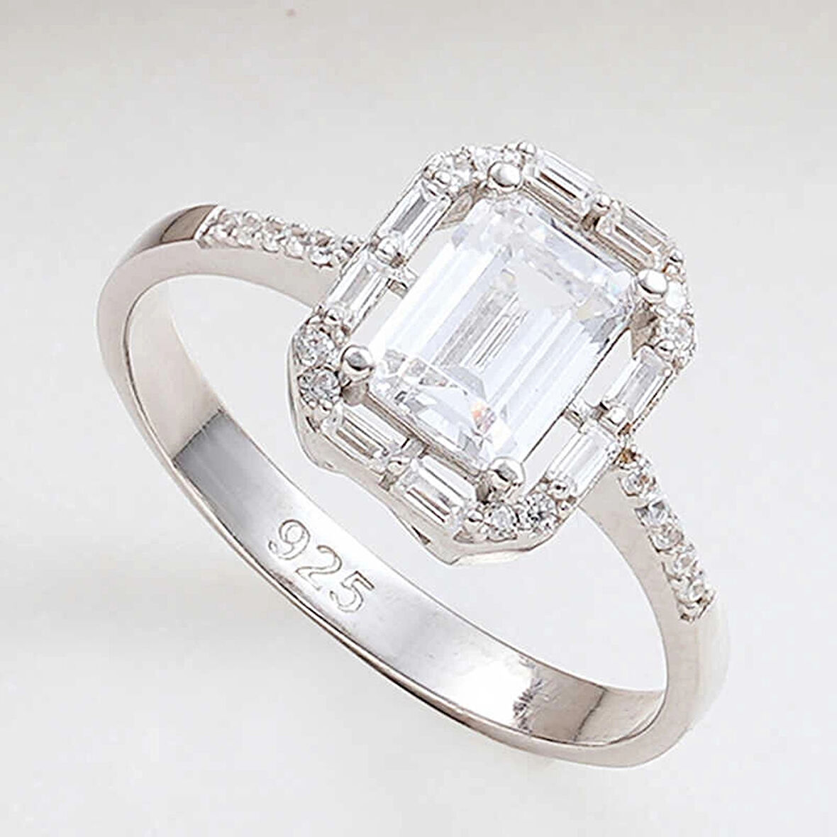 Supertrend Gümüş Beyaz Baget Taşlı Kadın Yüzük