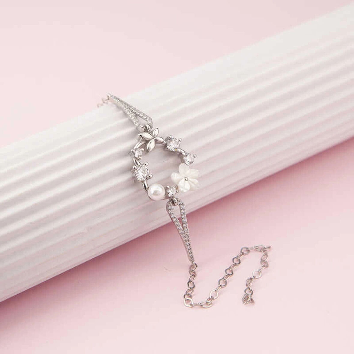 Supertrend Gümüş Manolya Çiçeği Kelebek Kadın Bileklik