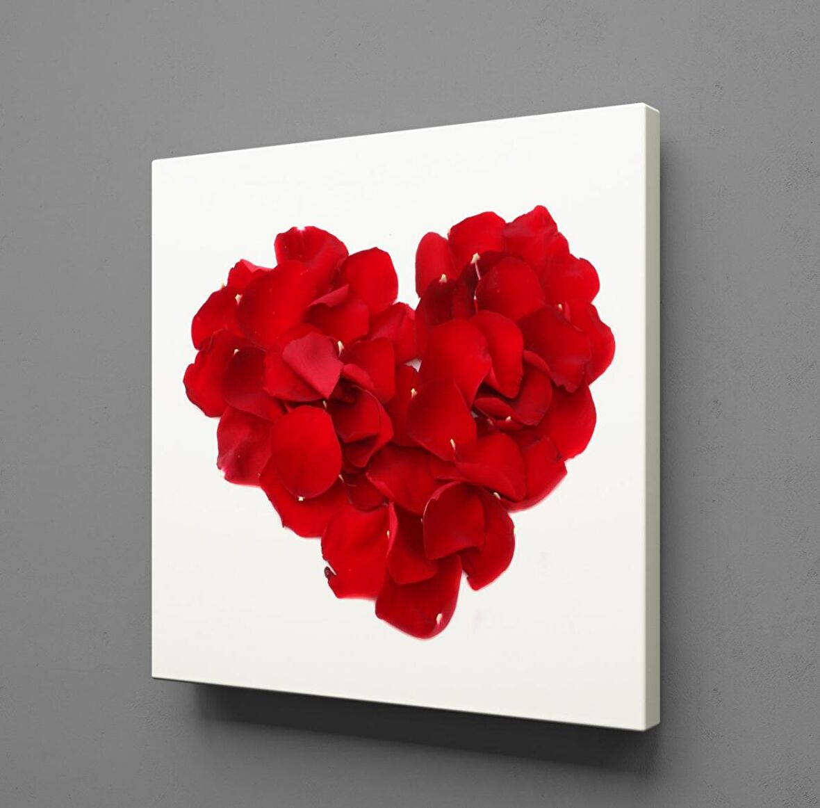 KIRMIZI GÜL YAPRAKLARINDAN KALP