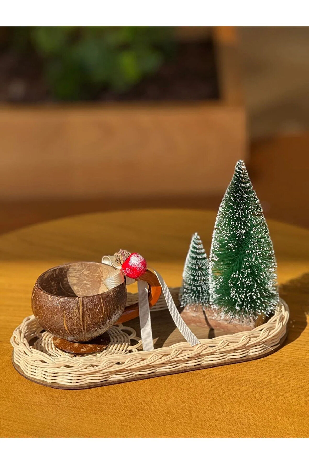 Doğal Rattan 4’lü Kış Dekoru Seti – Tepsi, Kupa, Bardak Altlığı, Mini Çam Ağacı