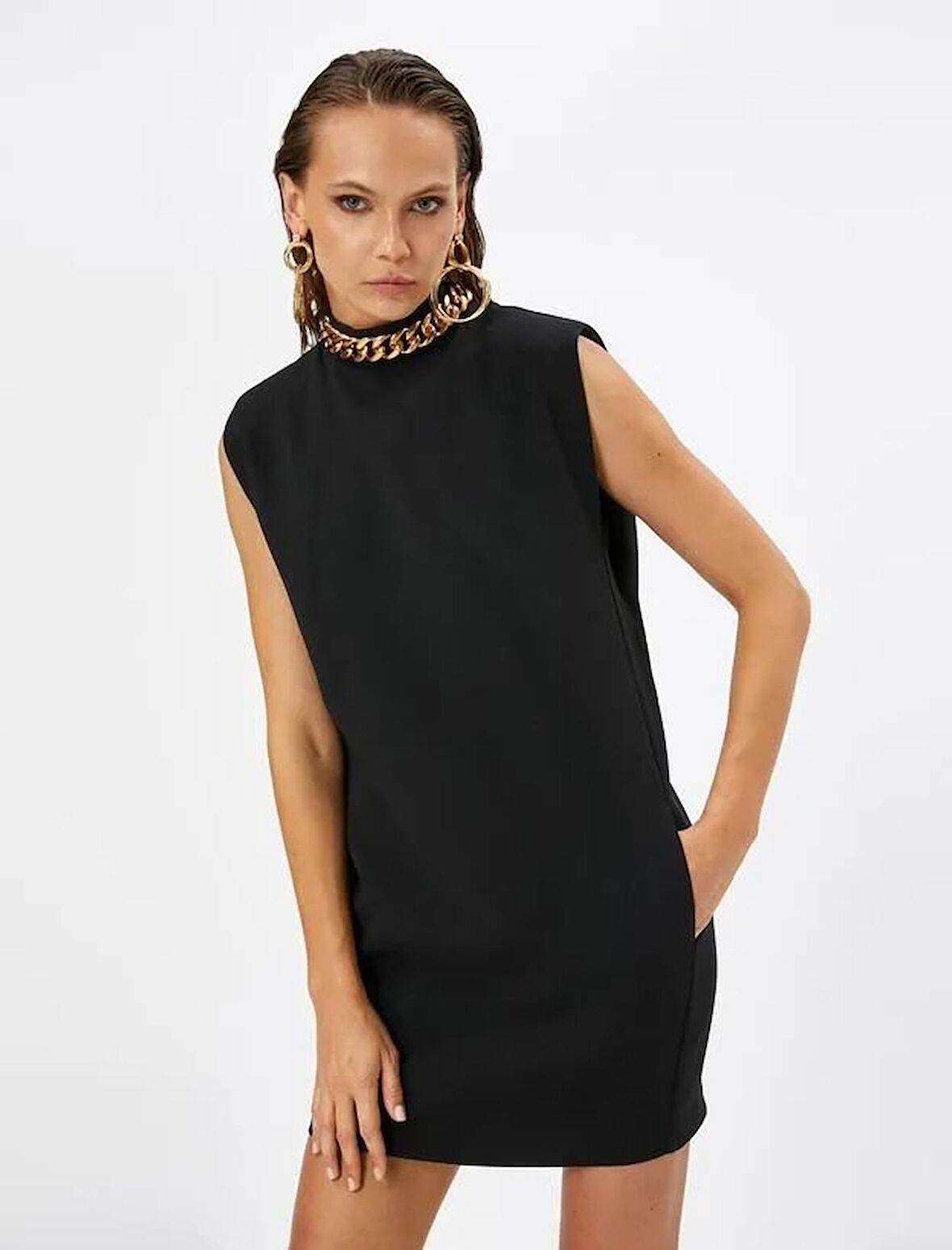 Mini Davet Elbisesi Yakası Zincir Detaylı