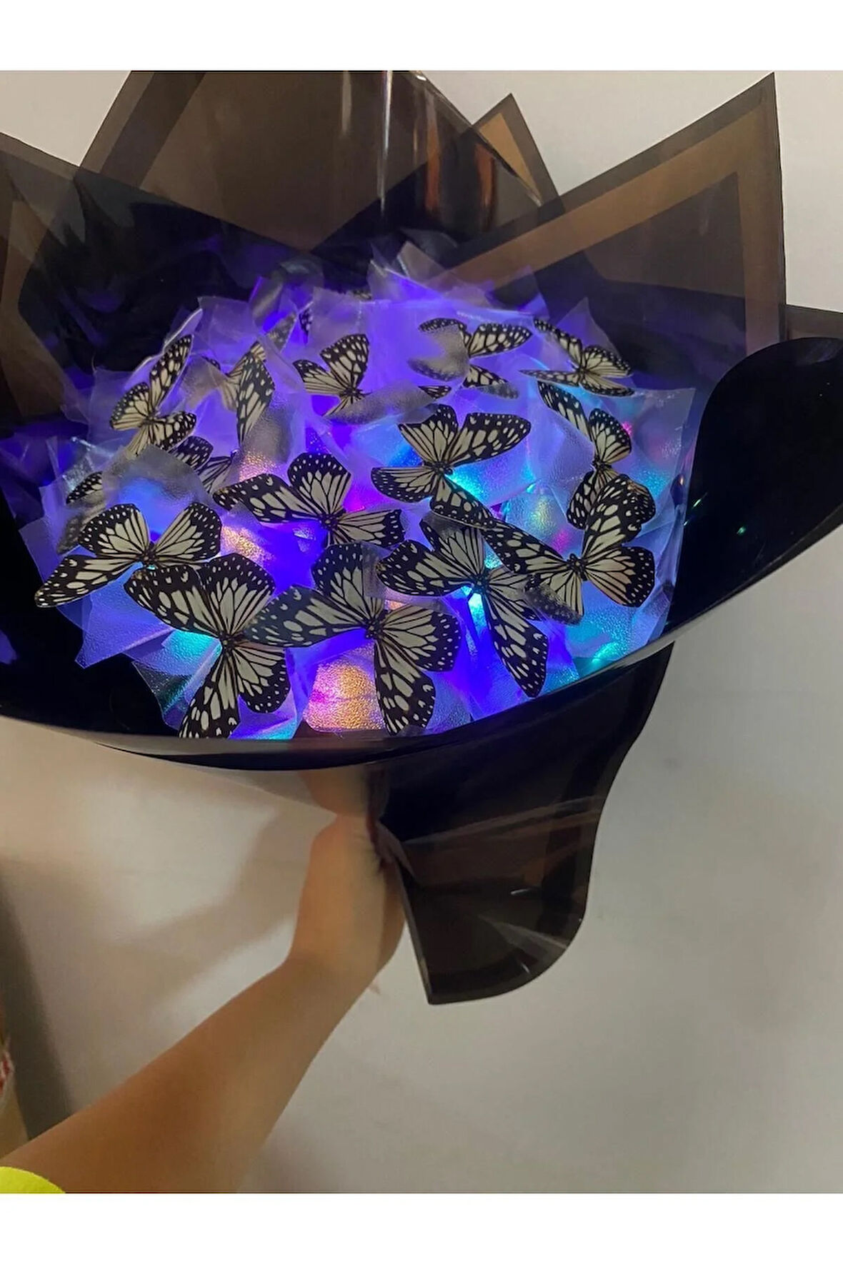 BEJ-SİYAH KELEBEK BUKETİ