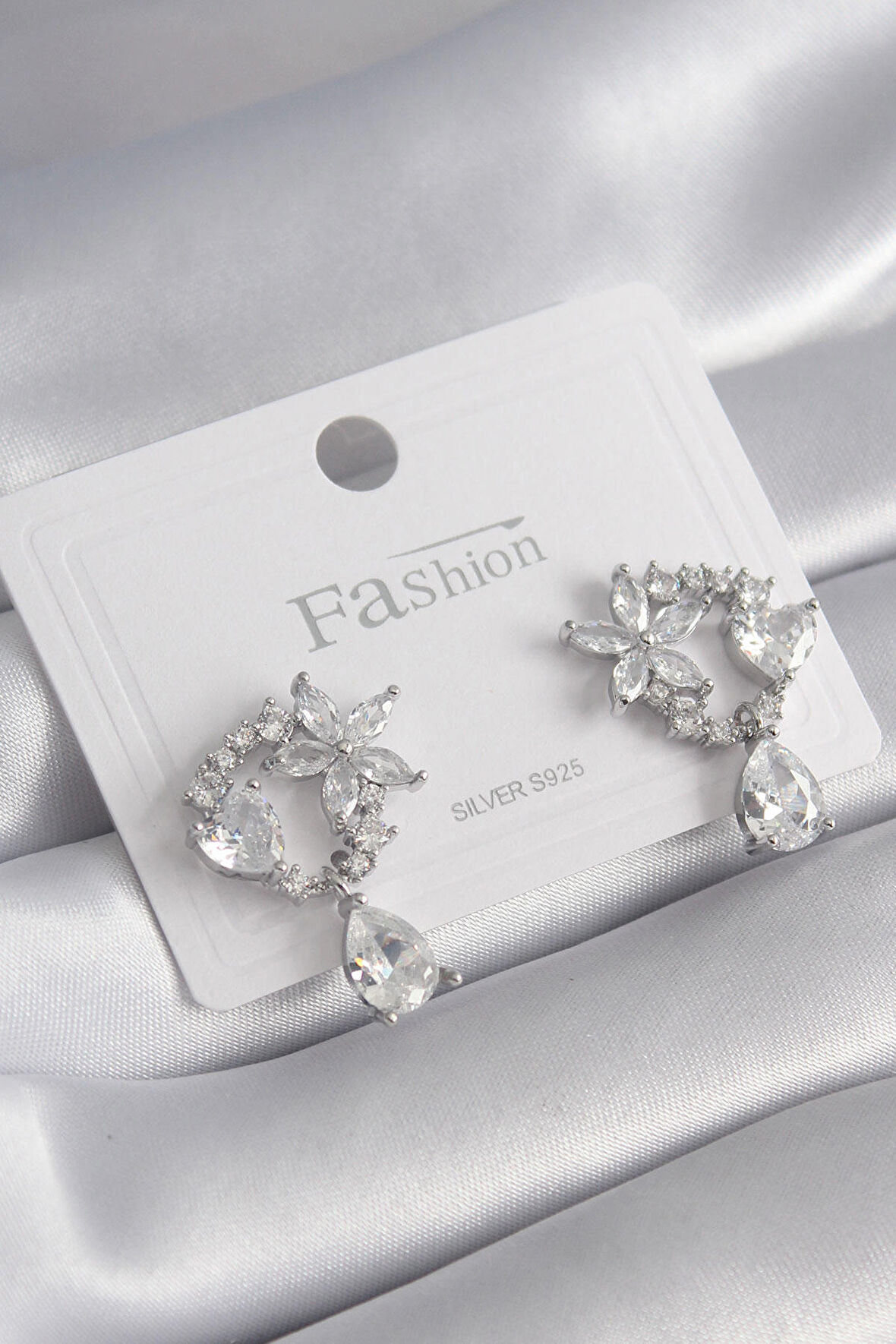 STİLLOVE Pirinç Gümüş Renk Zirkon Taşlı Çiçek Model Sallantı Detay Kadın Küpe