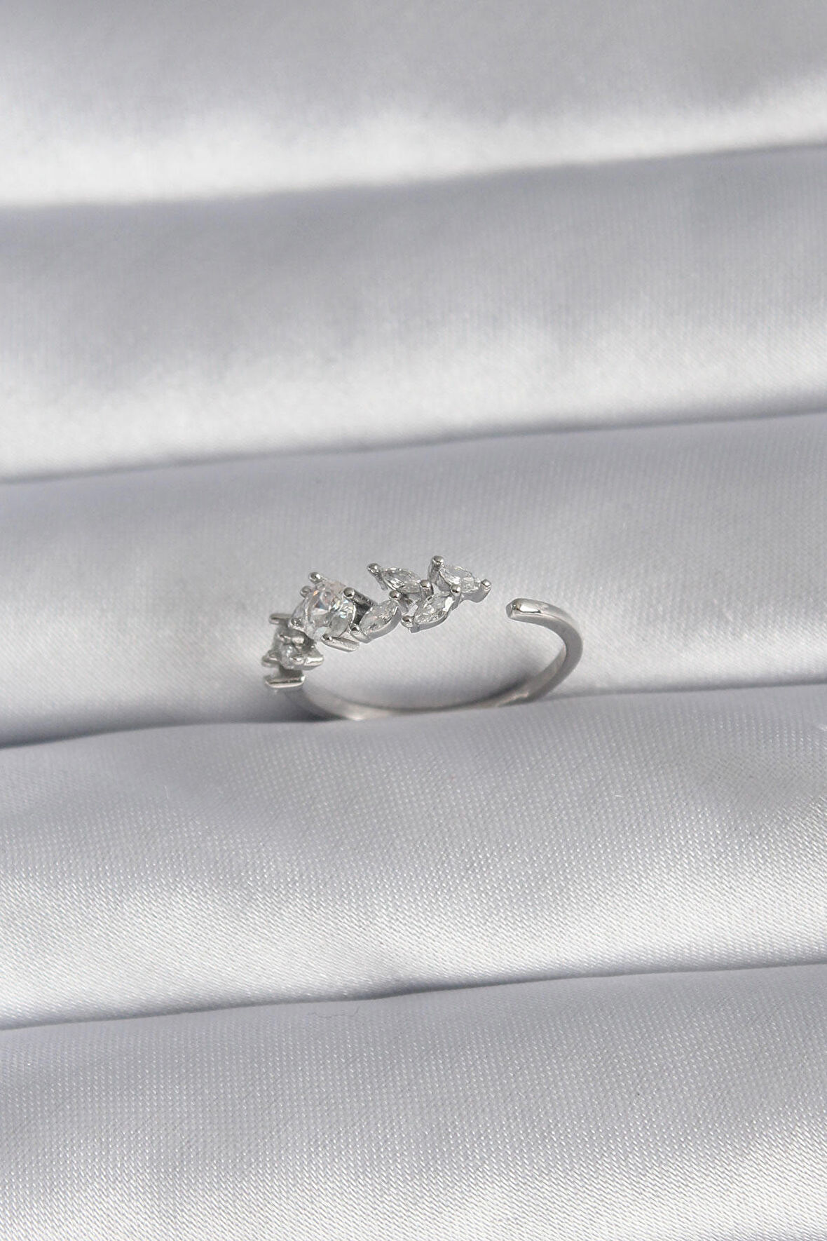 STİLLOVE Pirinç Gümüş Renk Zirkon Taşlı Çiçek Model Kadın Yüzük