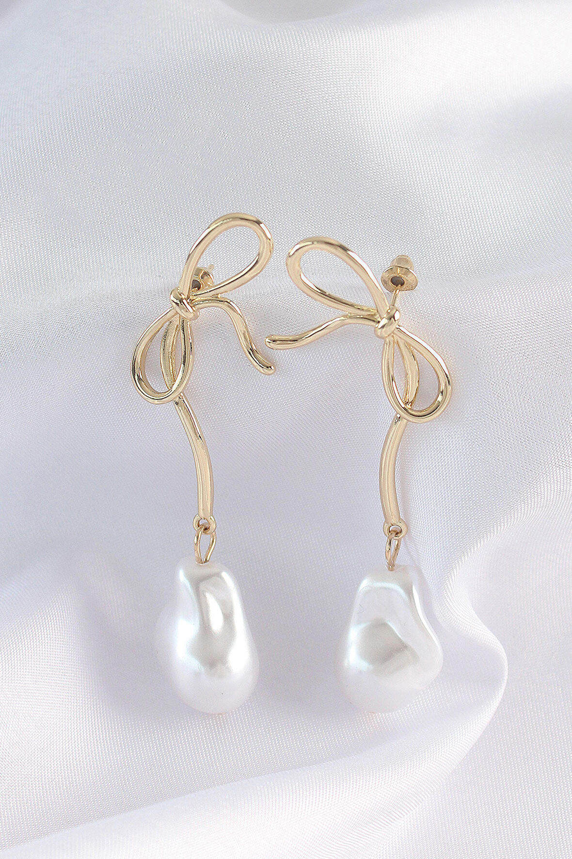 STİLLOVE Pirinç Gold Renk Fiyonk Model İnci Taşlı Uzun Küpe