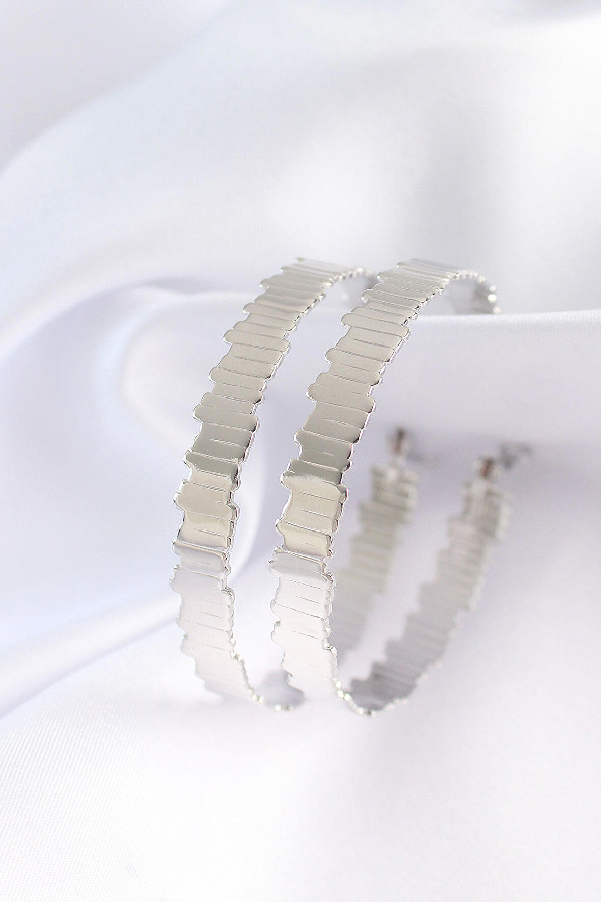 STİLLOVE Pirinç Gümüş Renk Tırtıklı Halka Küpe