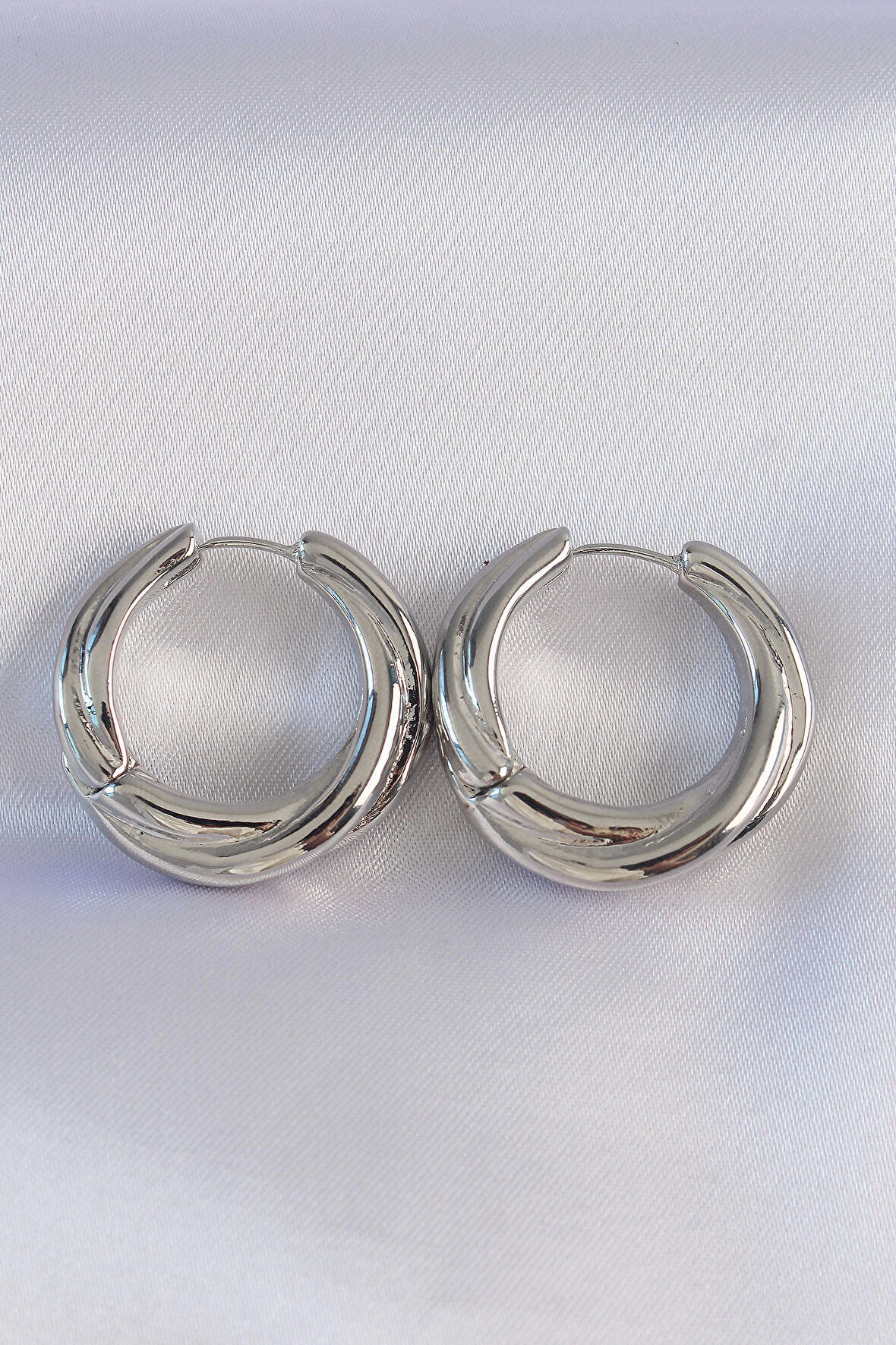 STİLLOVE Pirinç Gümüş Renk Asimetrik Kıvrım Küpe