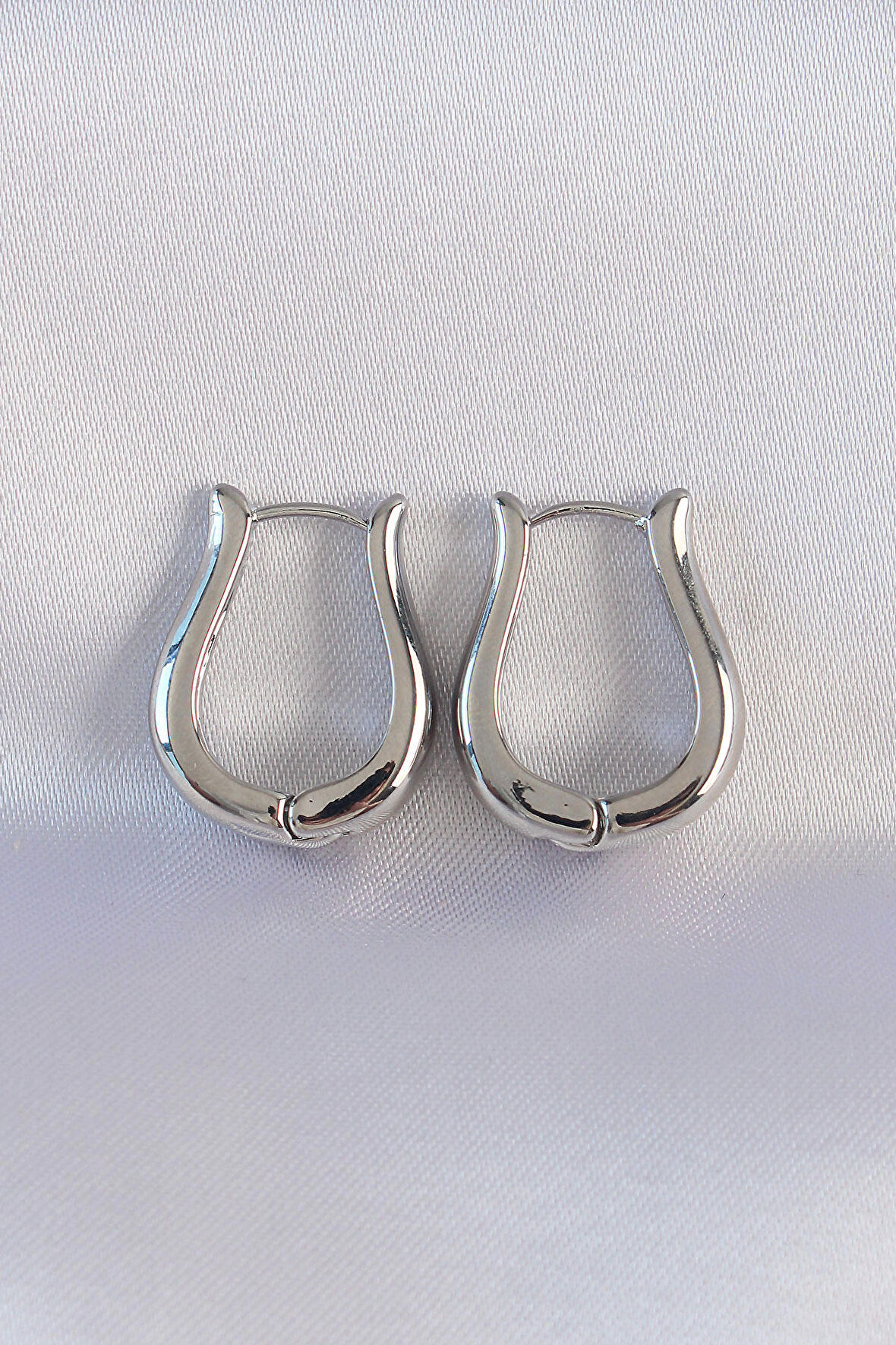 STİLLOVE Pirinç Gümüş Renk İçi Boş Gül Küpe